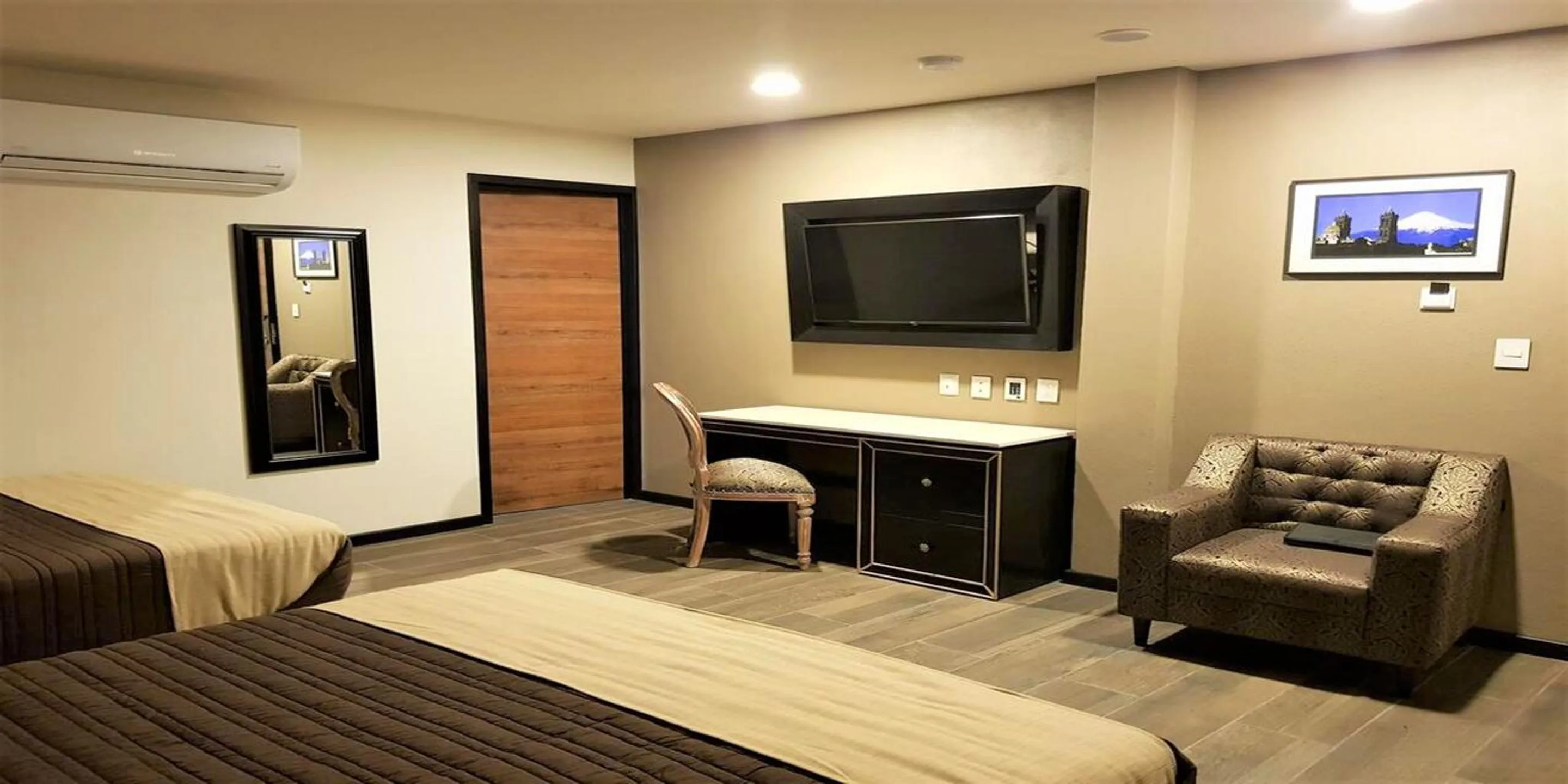 Photo of the whole room, Bed in Mansion Azul Cholula