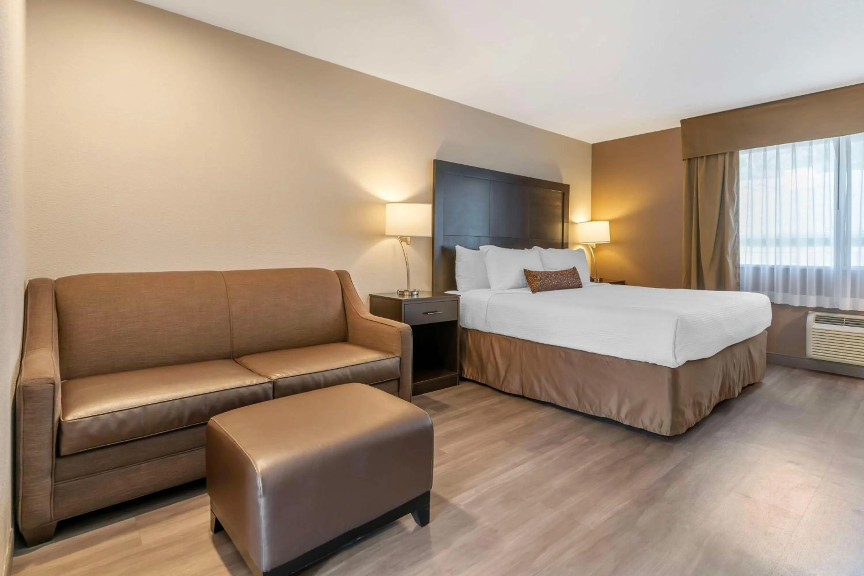 Bedroom, Bed in Best Western Inn of Vancouver