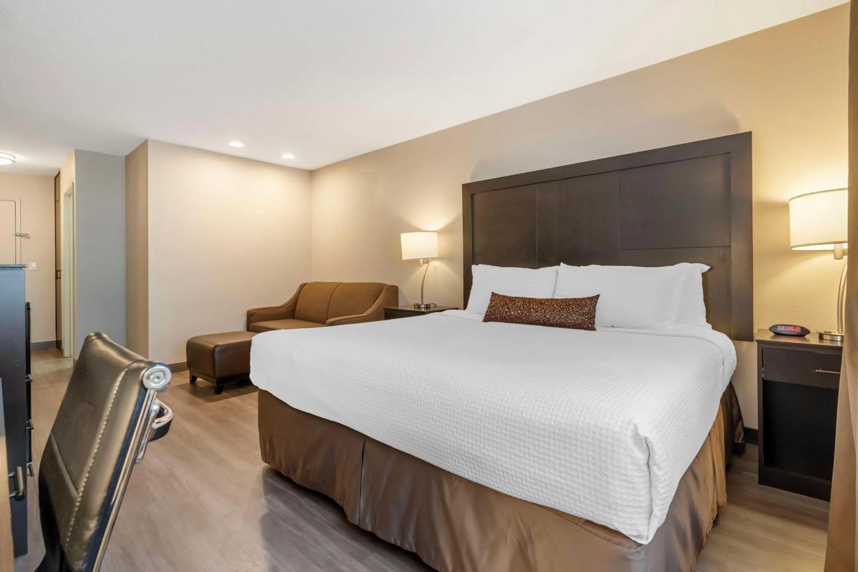 Bedroom, Bed in Best Western Inn of Vancouver