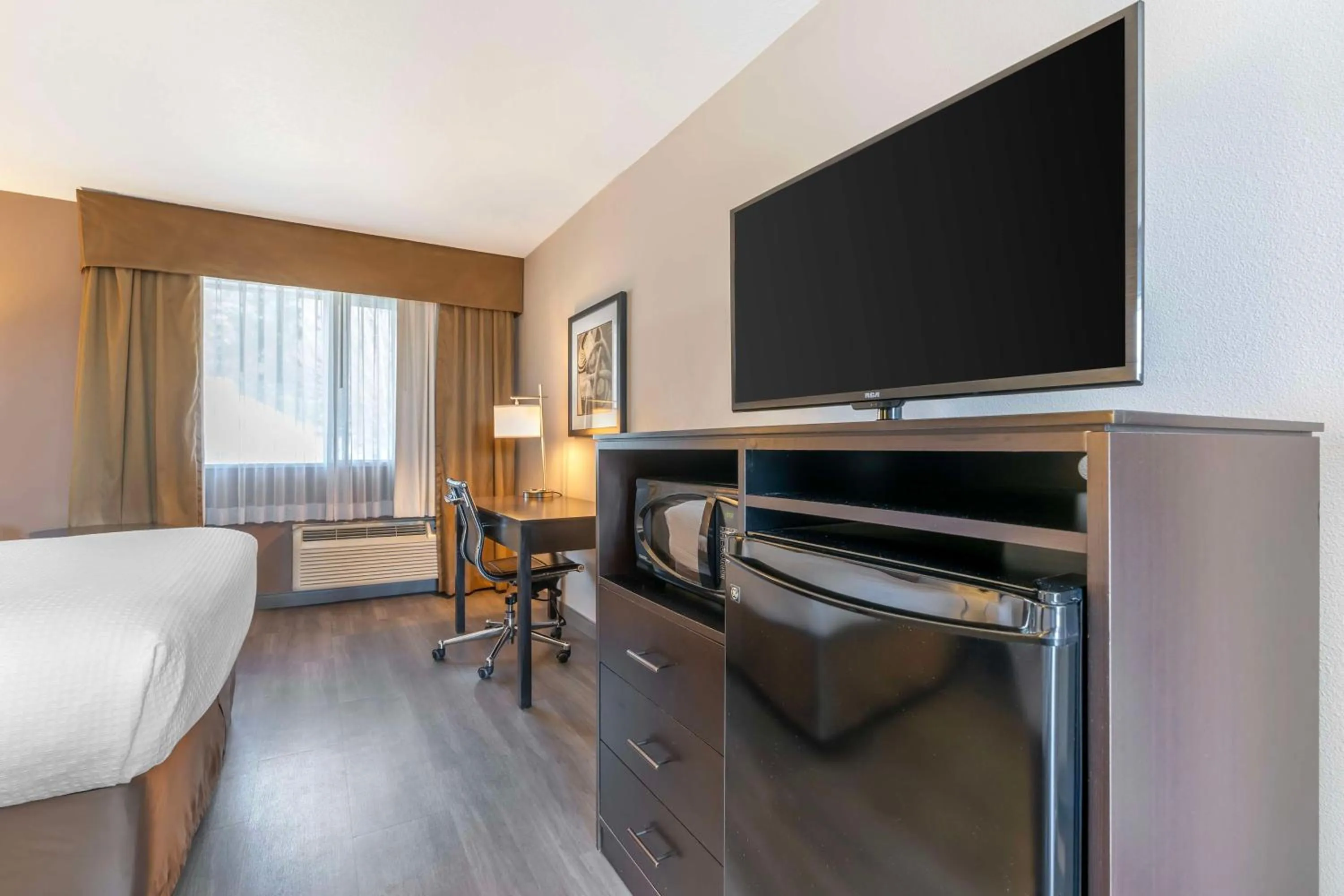 Bedroom in Best Western Inn of Vancouver