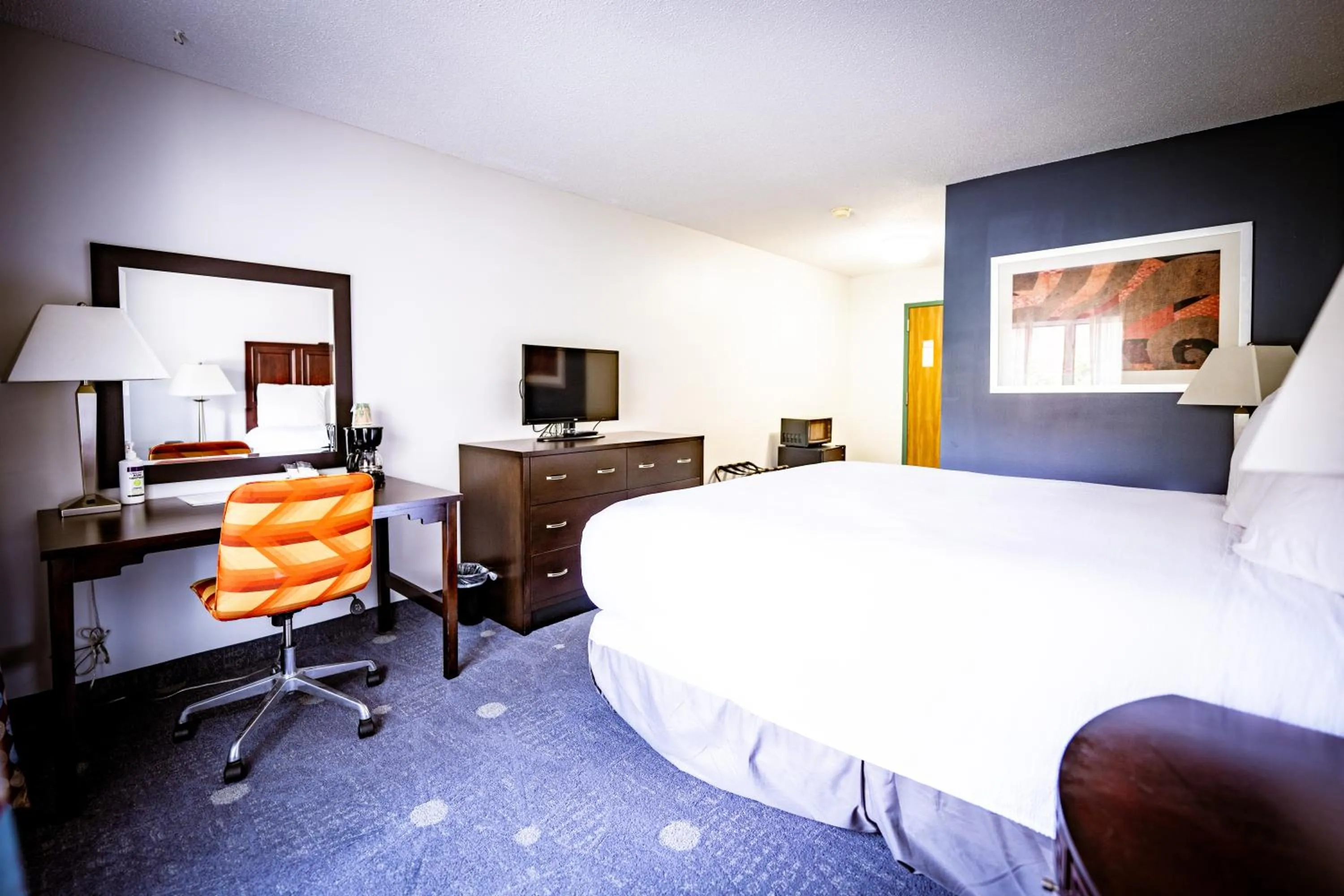 Bed in Manistee Inn & Marina