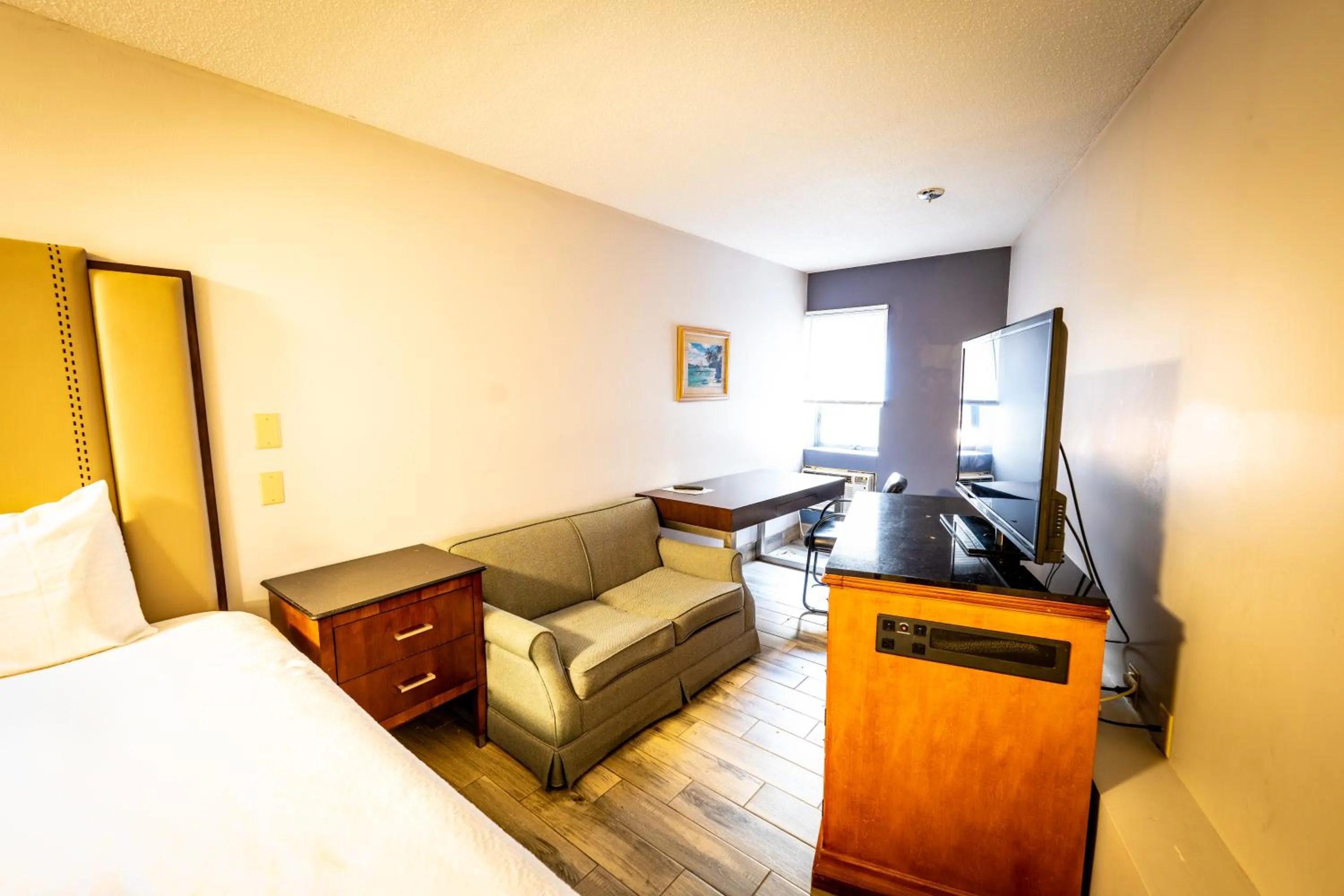 Bed in Manistee Inn & Marina