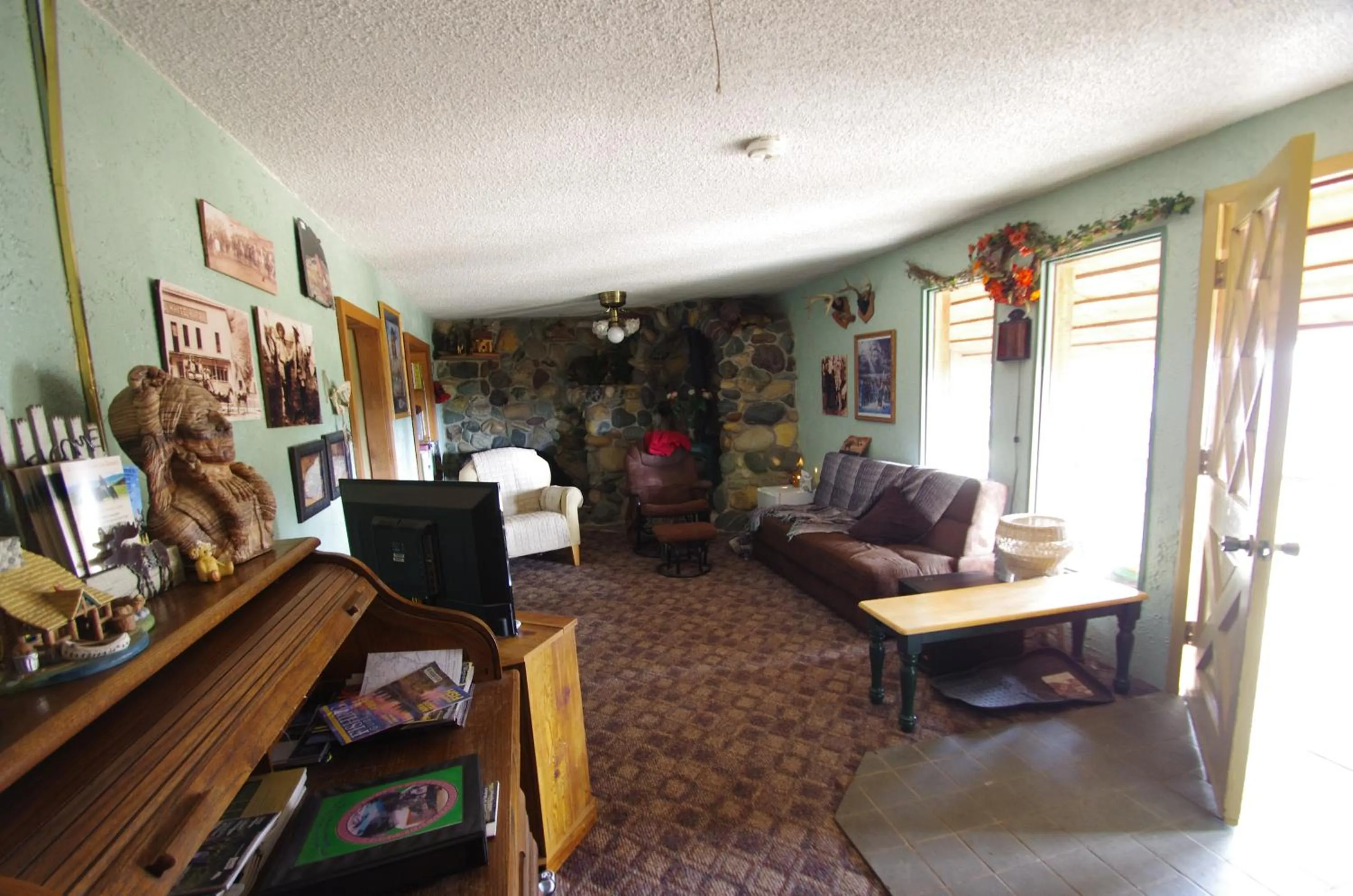 Living room in Whitebird Summit Lodge
