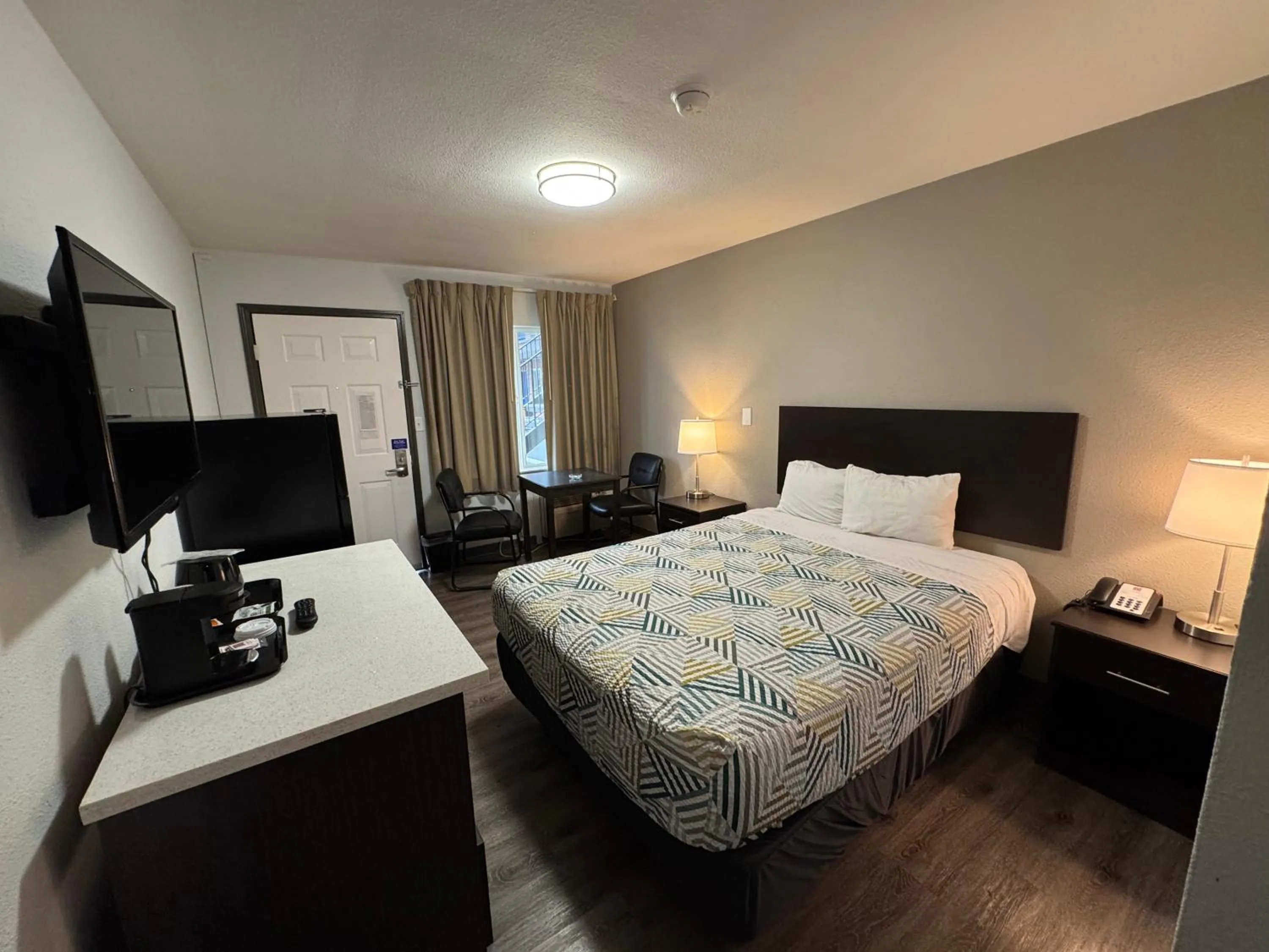 Bedroom, Bed in Studio 6 Suites Vancouver WA Waterfront