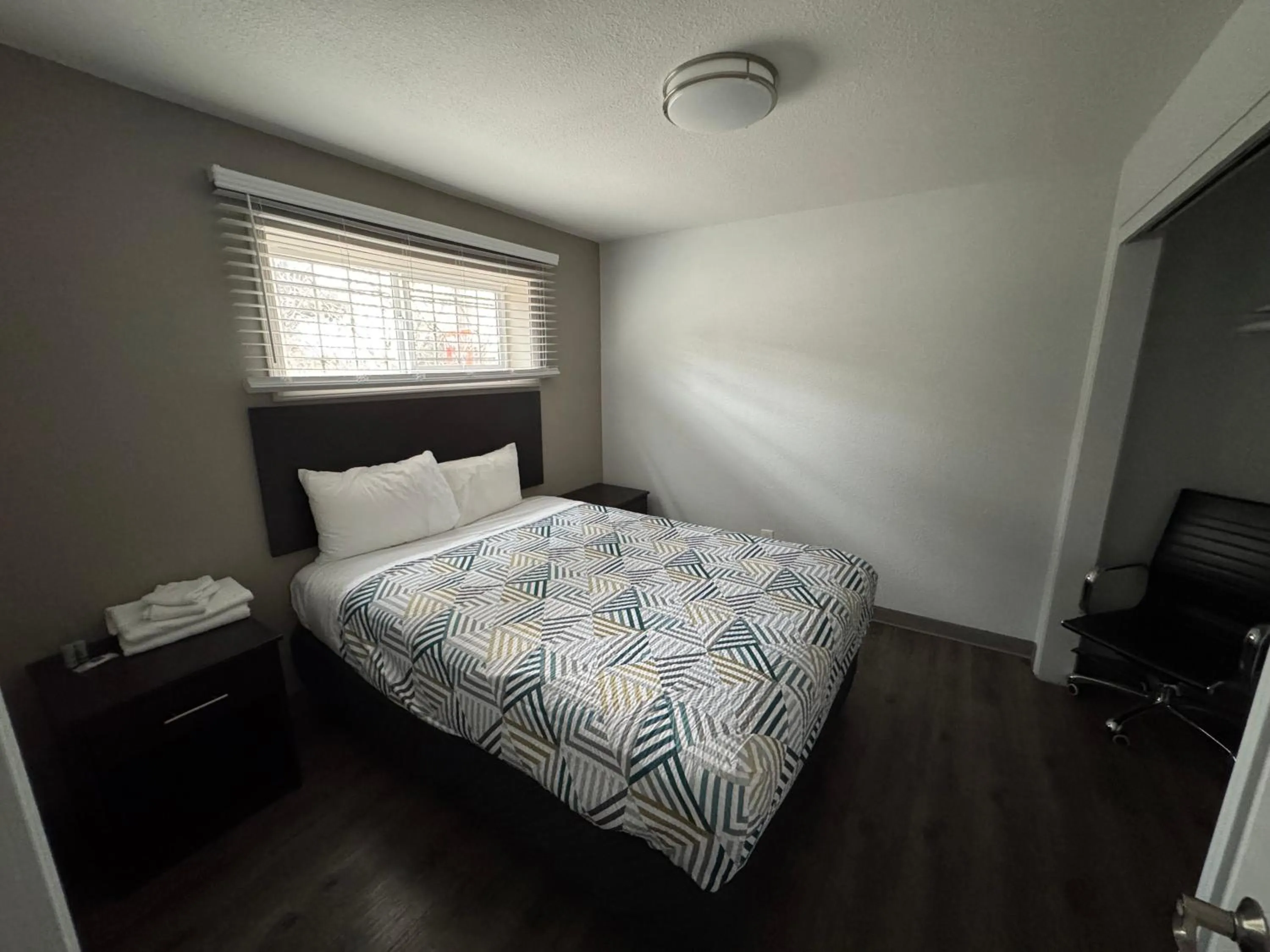 Bedroom, Bed in Studio 6 Suites Vancouver WA Waterfront