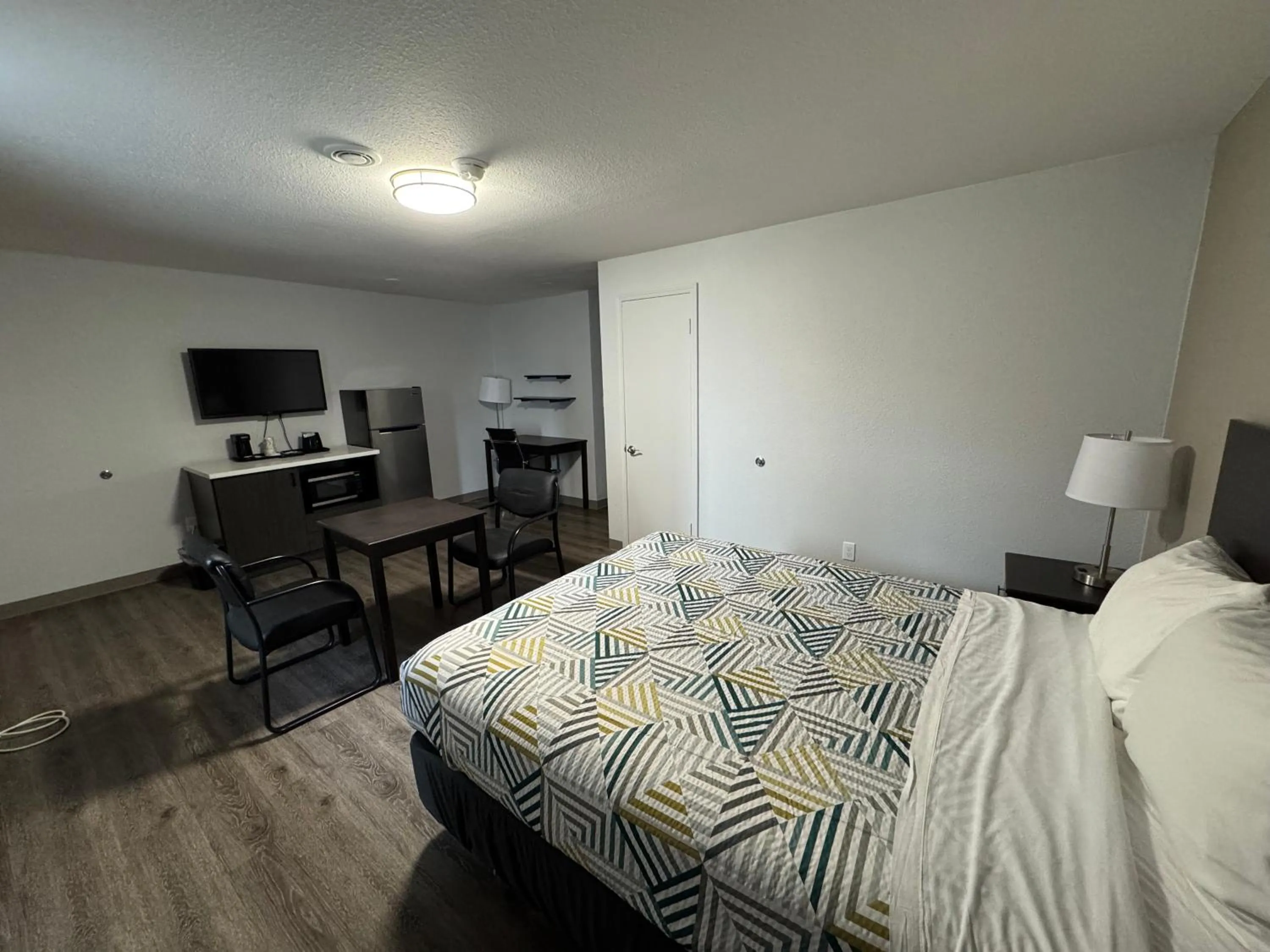 Bedroom, Bed in Studio 6 Suites Vancouver WA Waterfront