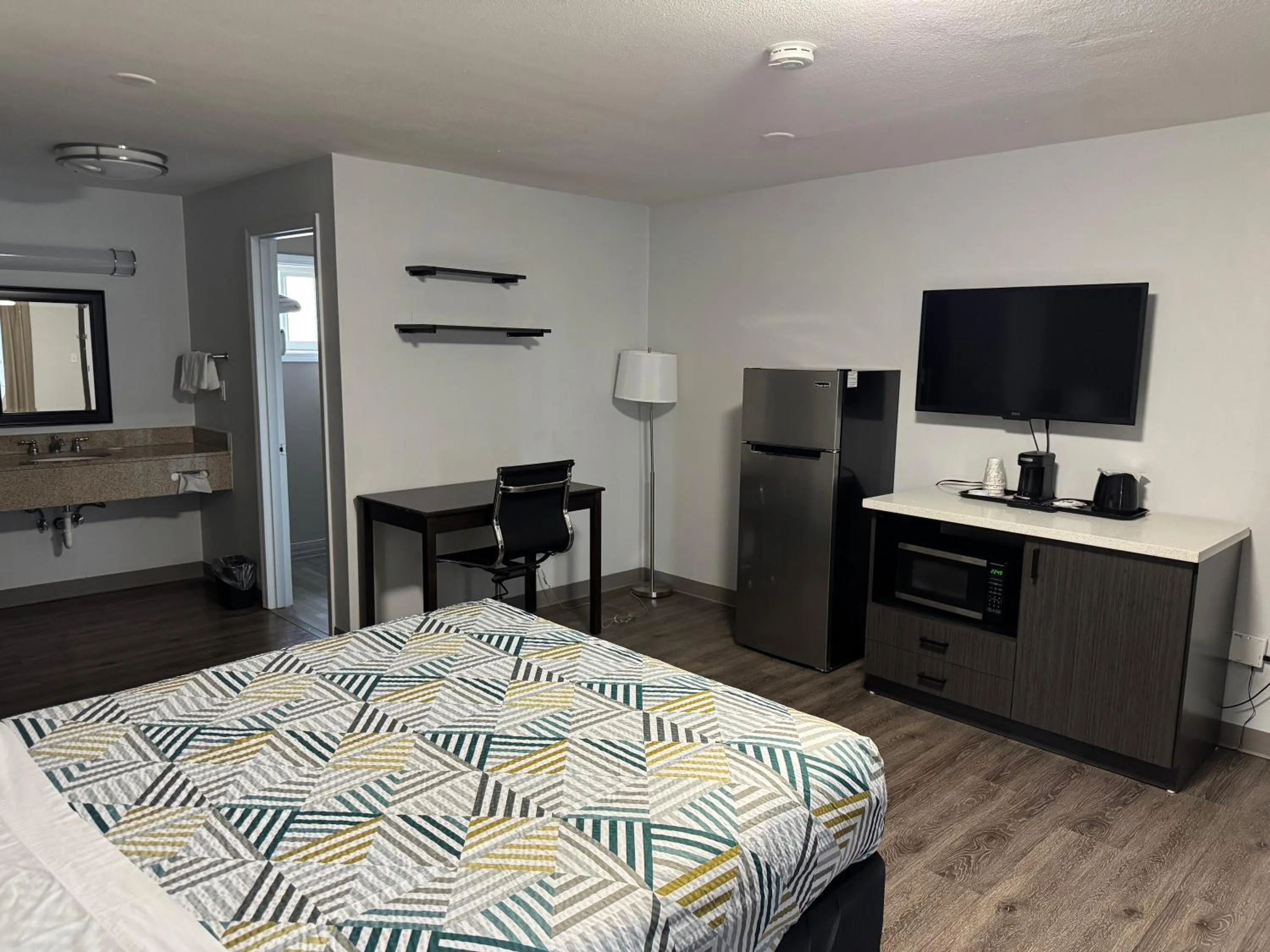 Bedroom, Bed in Studio 6 Suites Vancouver WA Waterfront