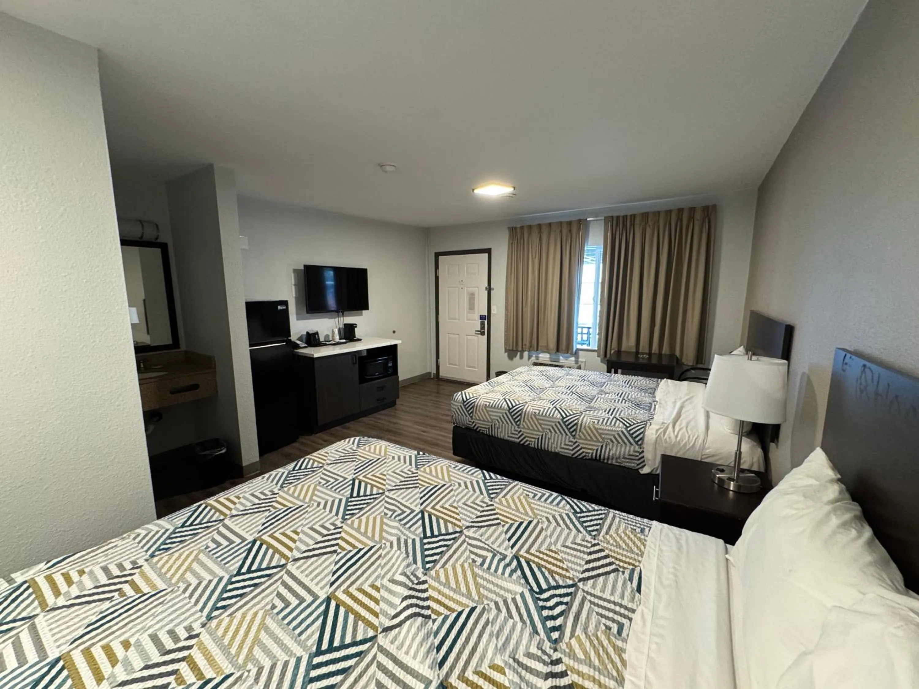 Bedroom, Bed in Studio 6 Suites Vancouver WA Waterfront