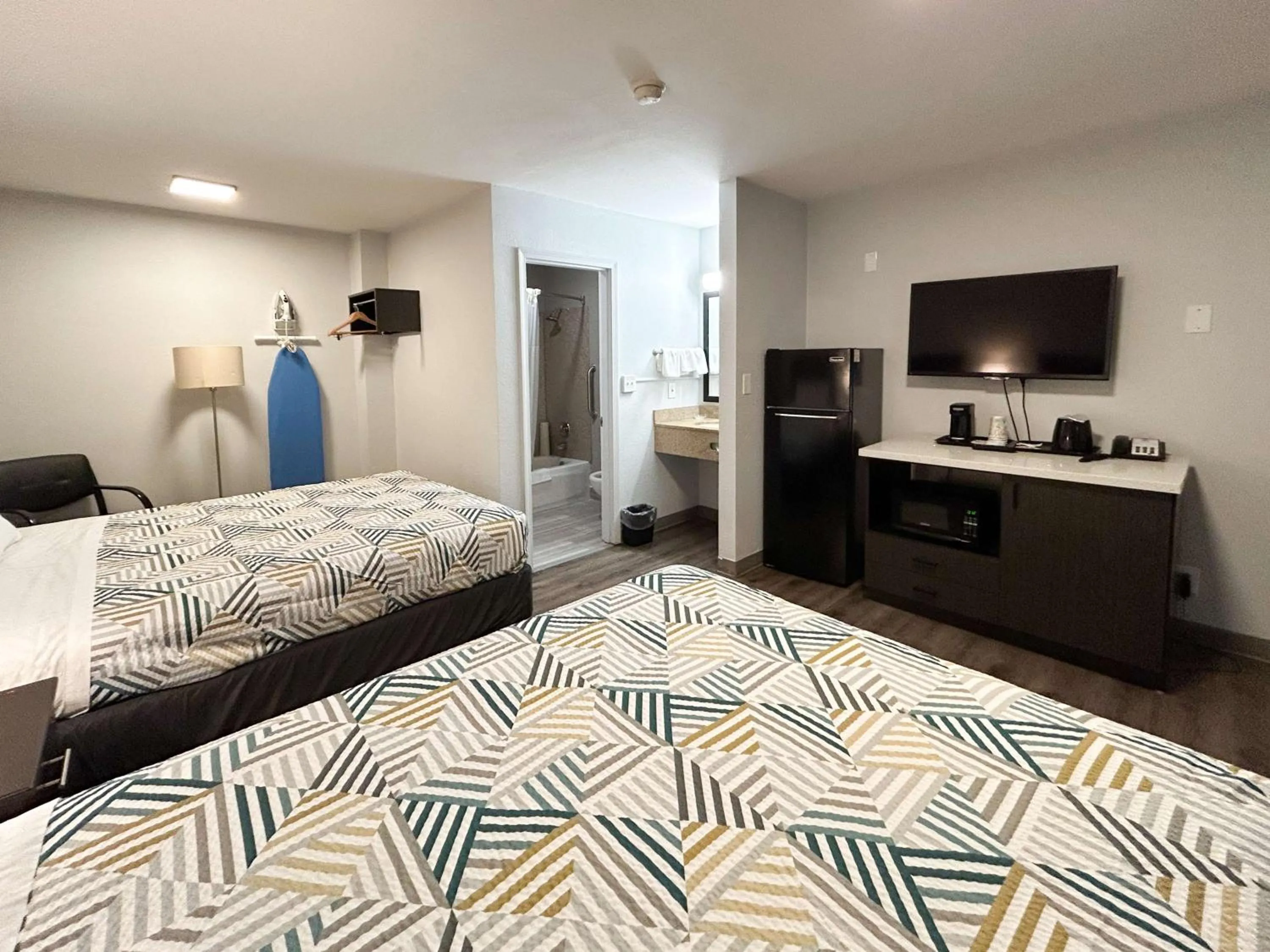 Bedroom, Bed in Studio 6 Suites Vancouver WA Waterfront