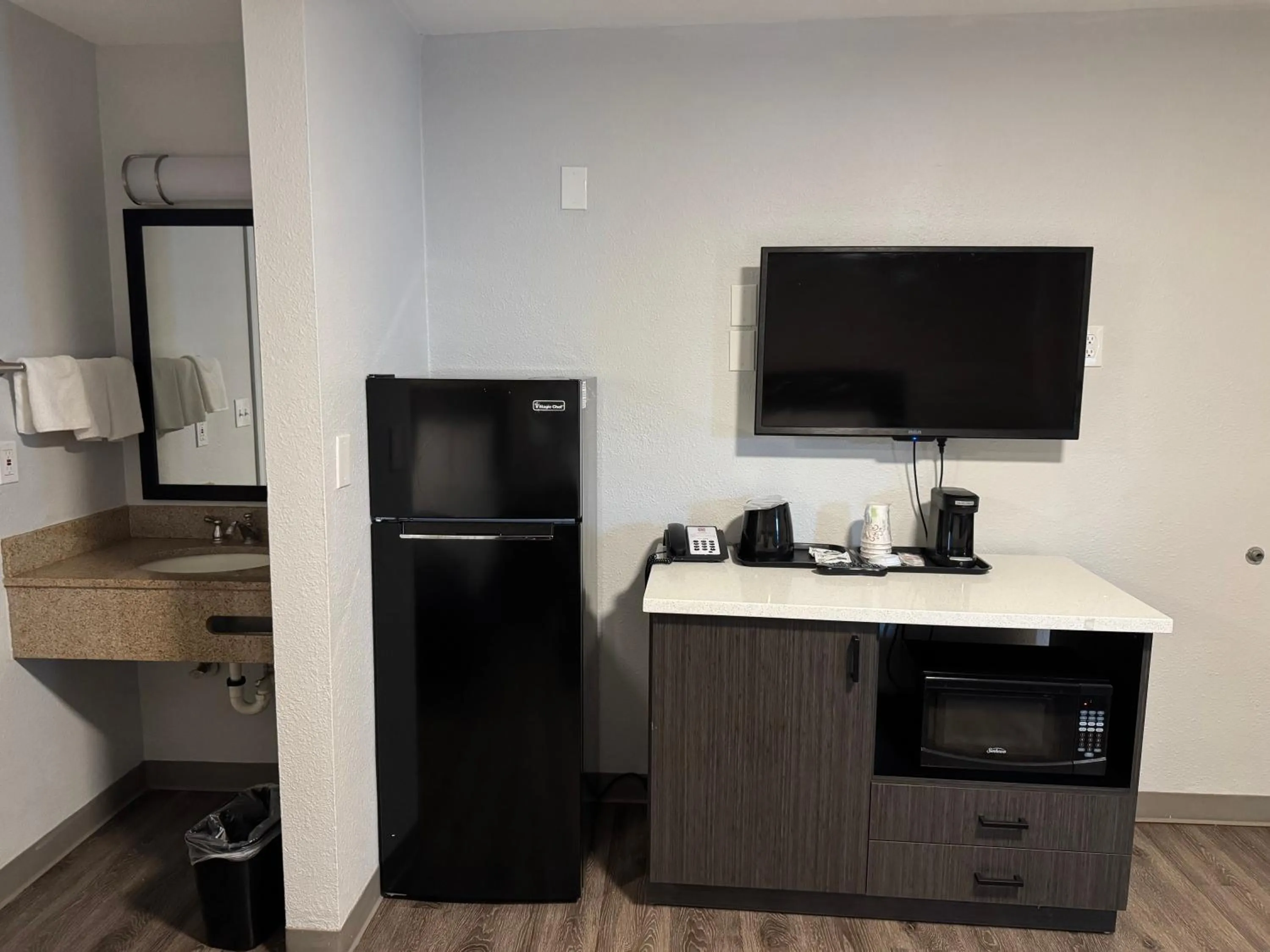 Bedroom in Studio 6 Suites Vancouver WA Waterfront