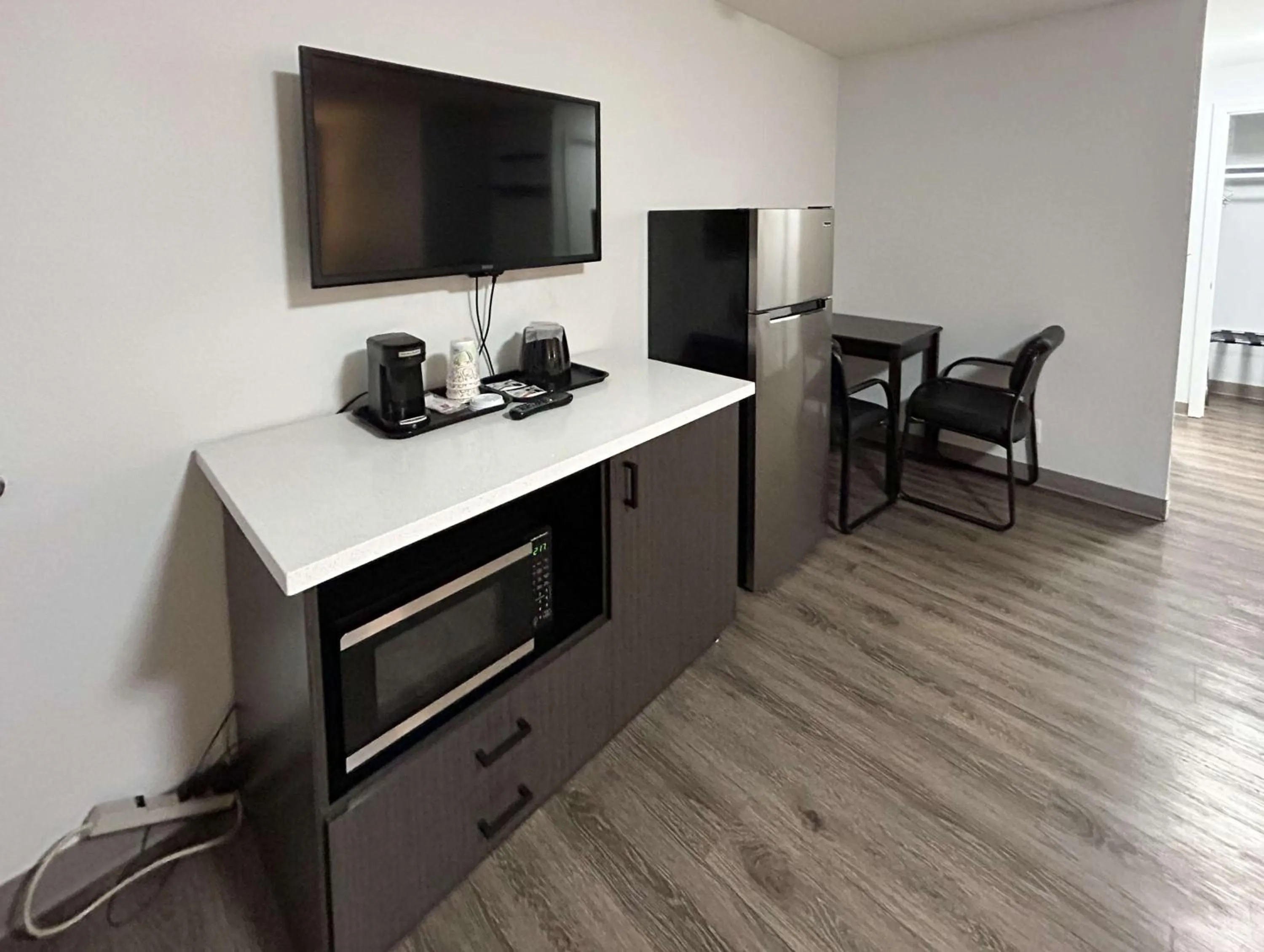 Kitchen or kitchenette in Studio 6 Suites Vancouver WA Waterfront