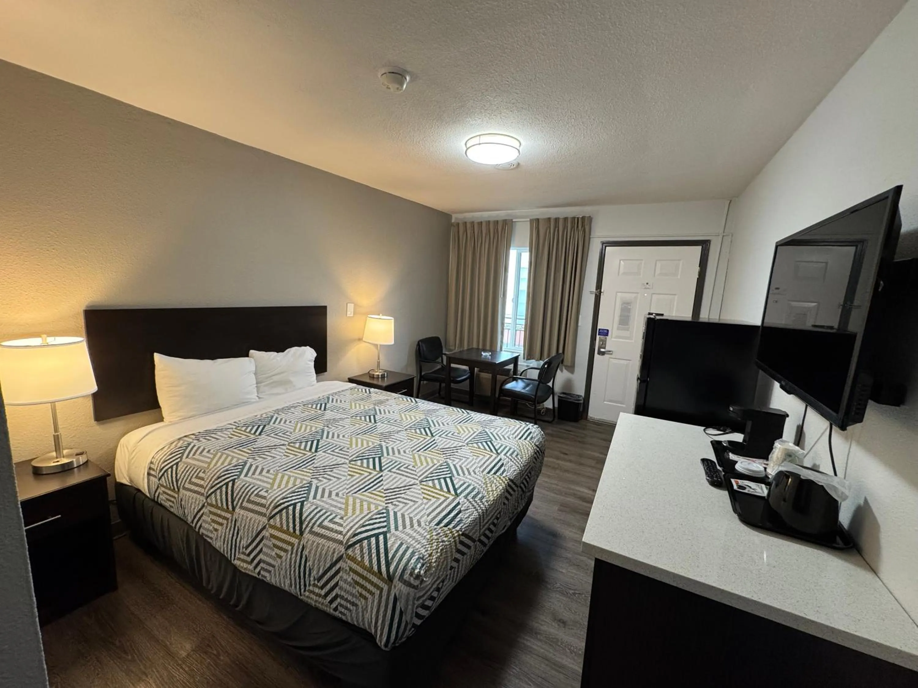 Bedroom, Bed in Studio 6 Suites Vancouver WA Waterfront