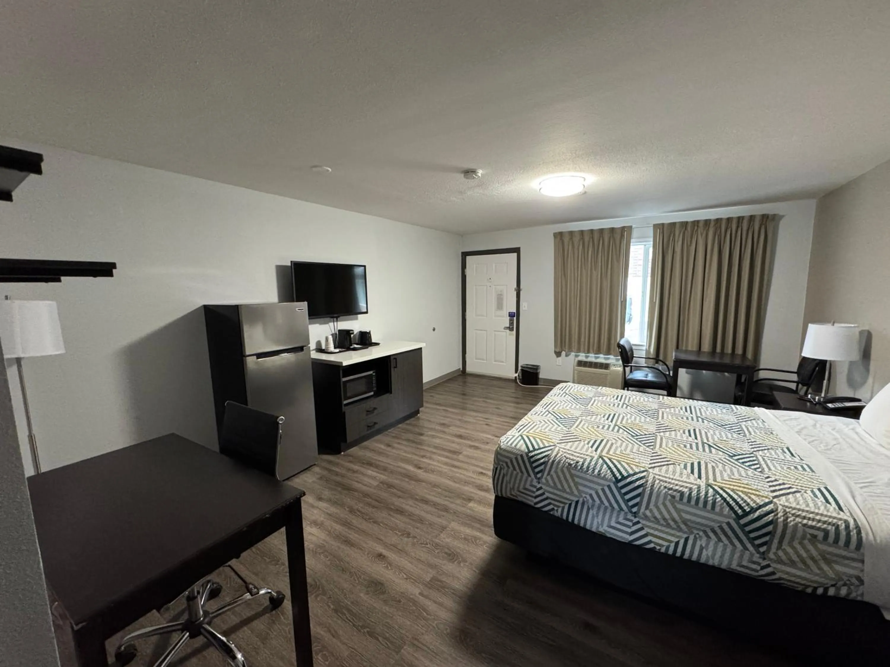 Bedroom, Bed in Studio 6 Suites Vancouver WA Waterfront