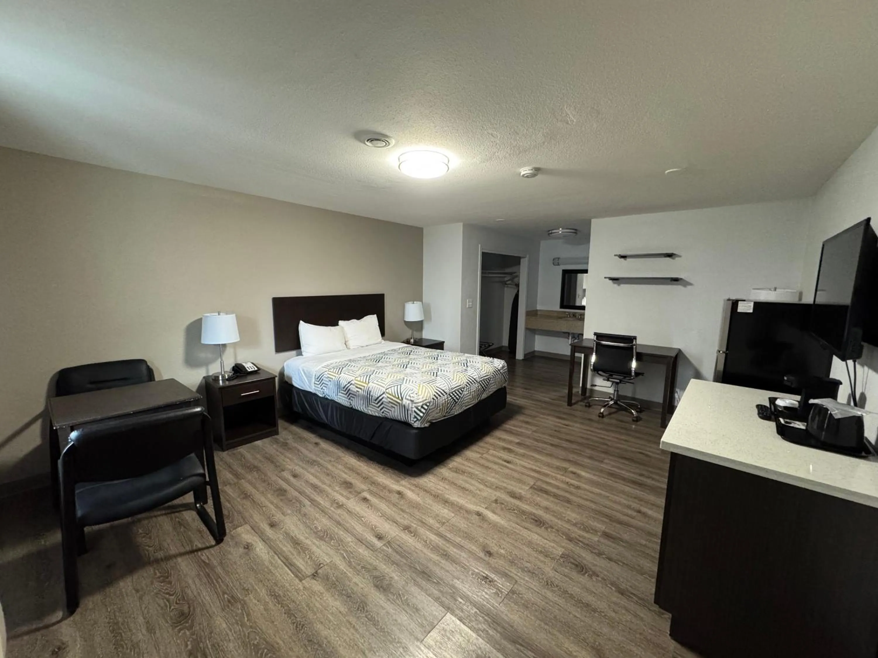 Bedroom, Bed in Studio 6 Suites Vancouver WA Waterfront