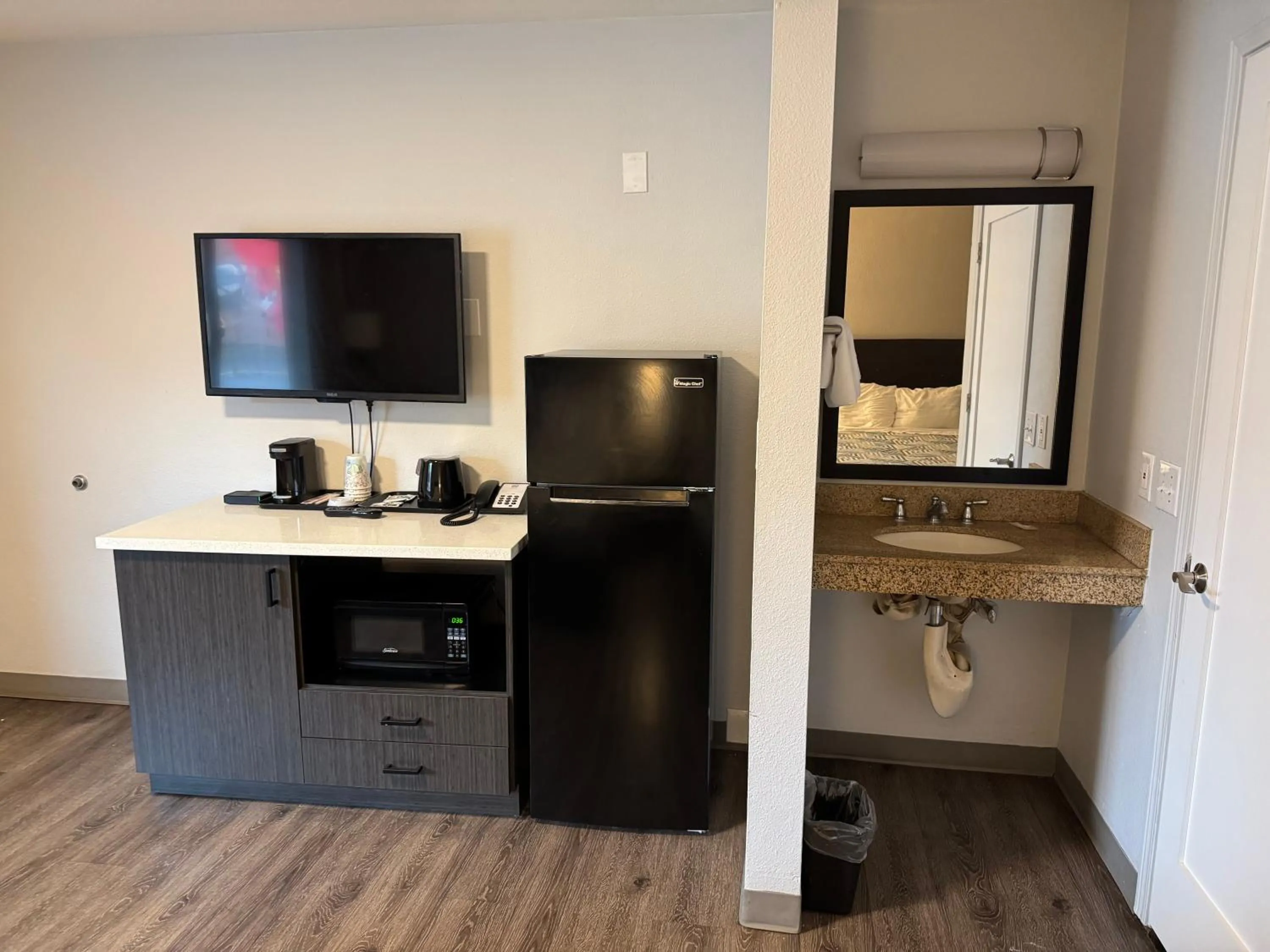 Bedroom in Studio 6 Suites Vancouver WA Waterfront