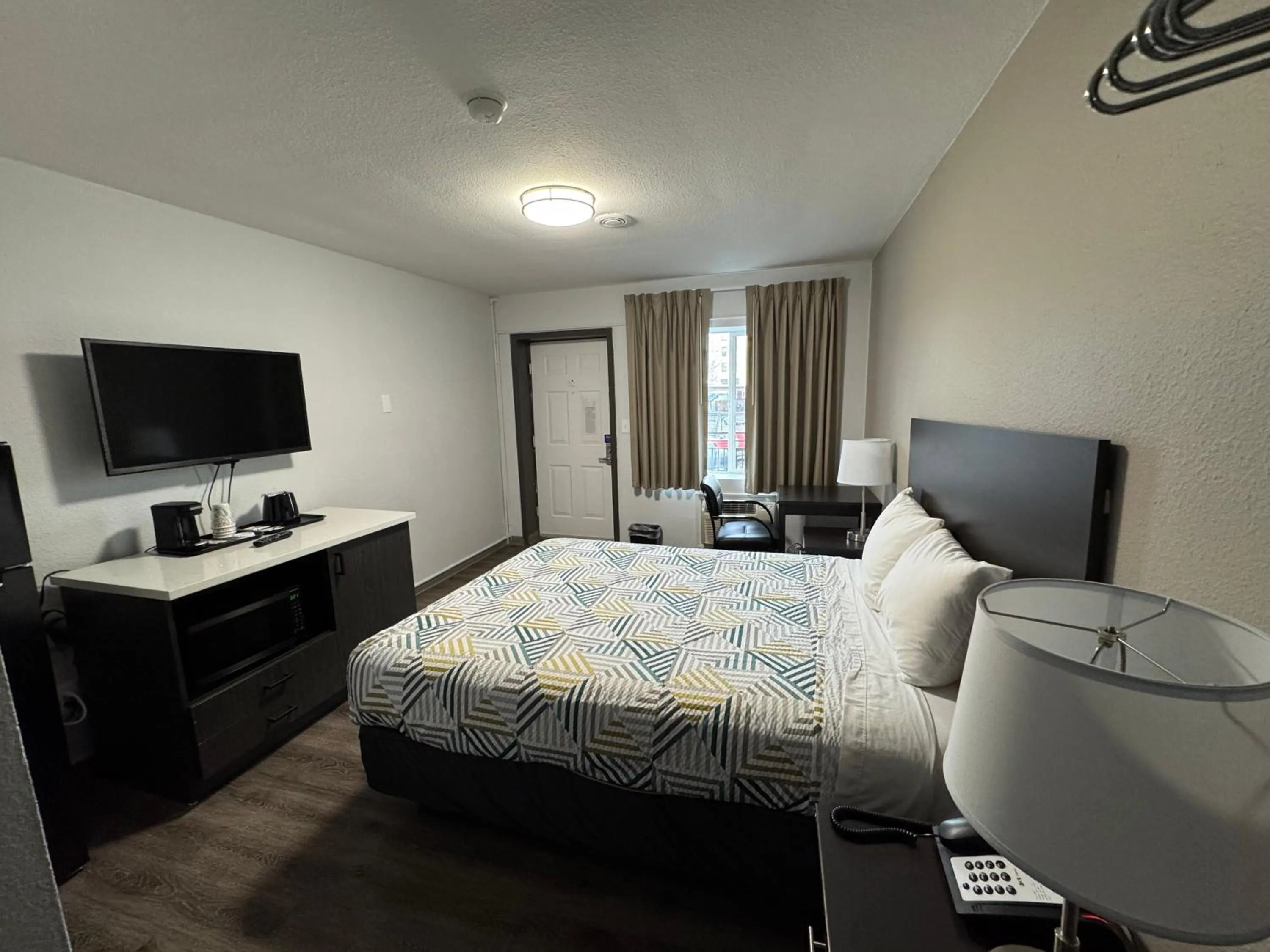 Bedroom, Bed in Studio 6 Suites Vancouver WA Waterfront