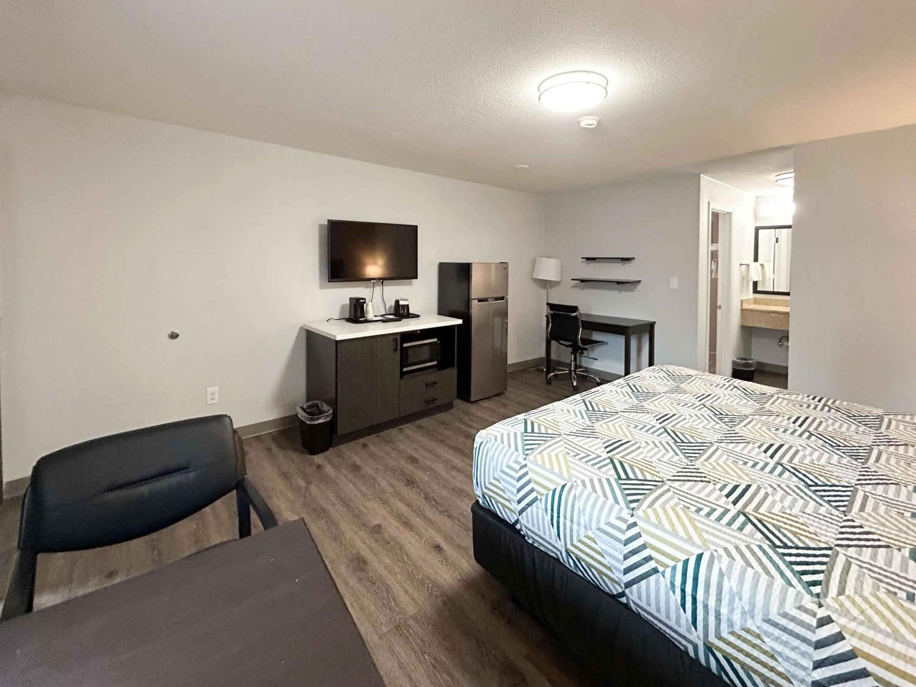 Bedroom, Bed in Studio 6 Suites Vancouver WA Waterfront