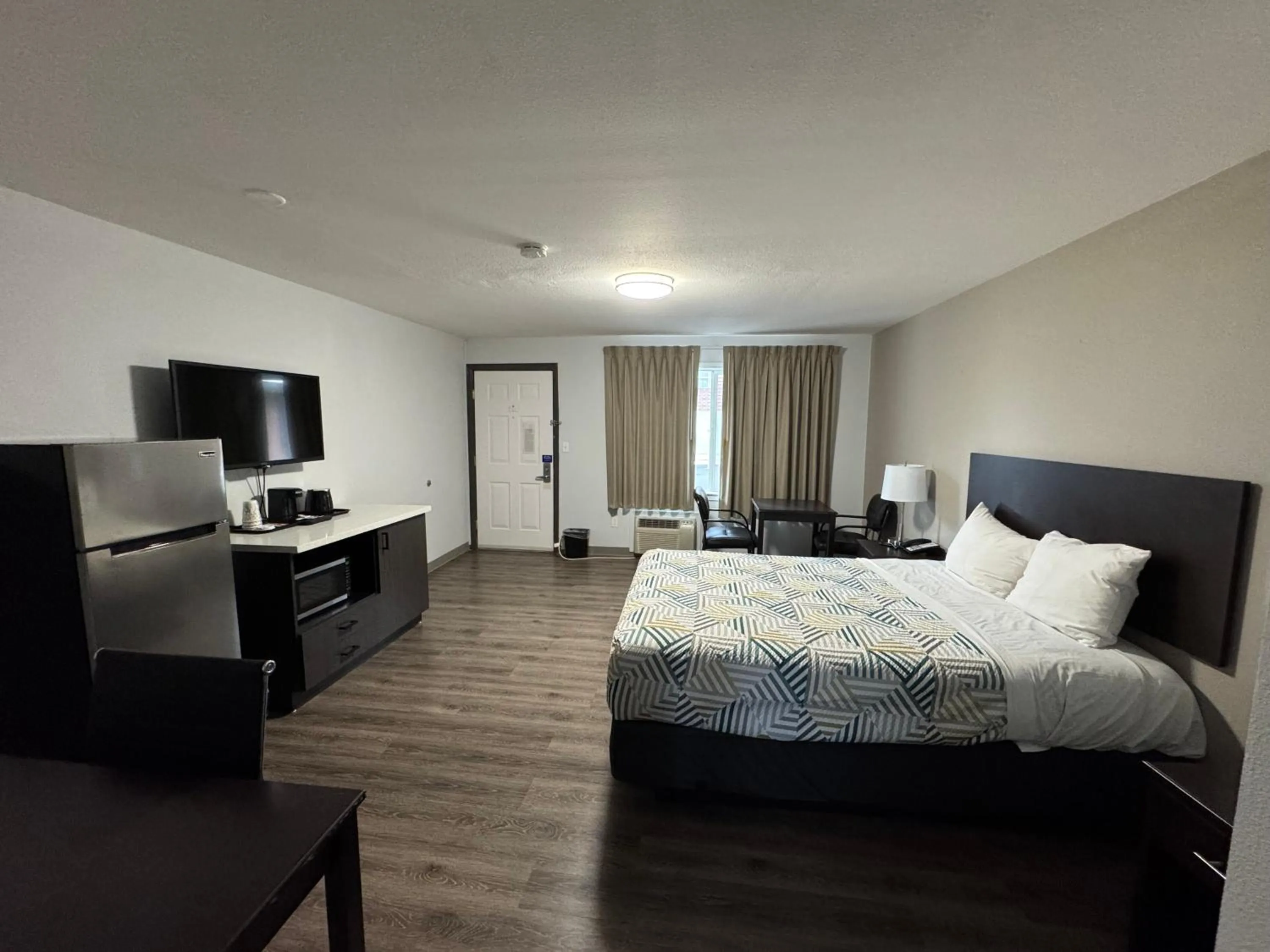 Bedroom, Bed in Studio 6 Suites Vancouver WA Waterfront