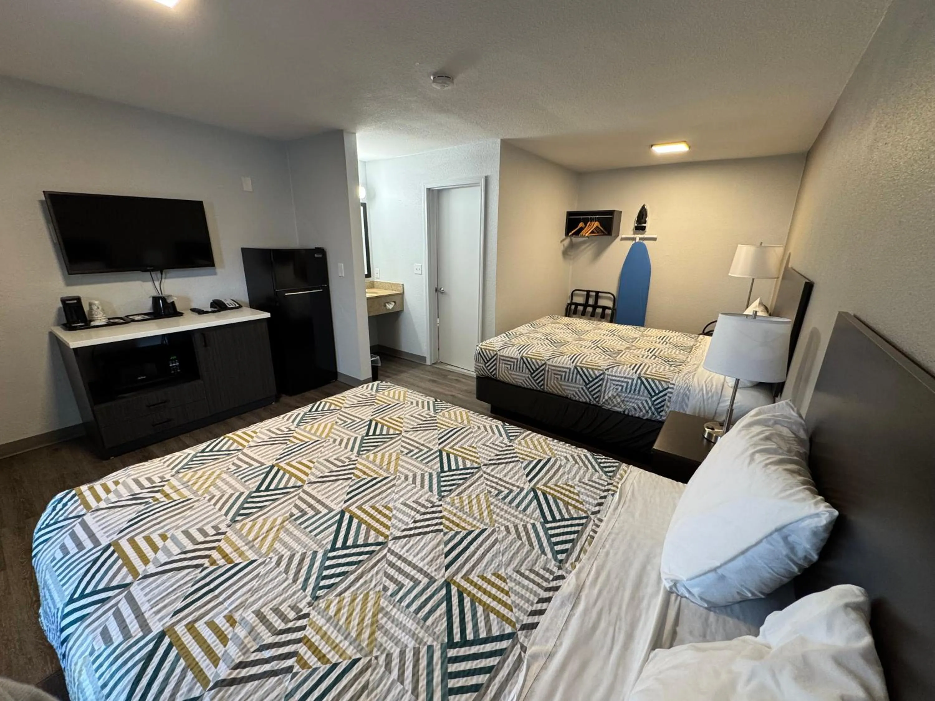 Bedroom, Bed in Studio 6 Suites Vancouver WA Waterfront