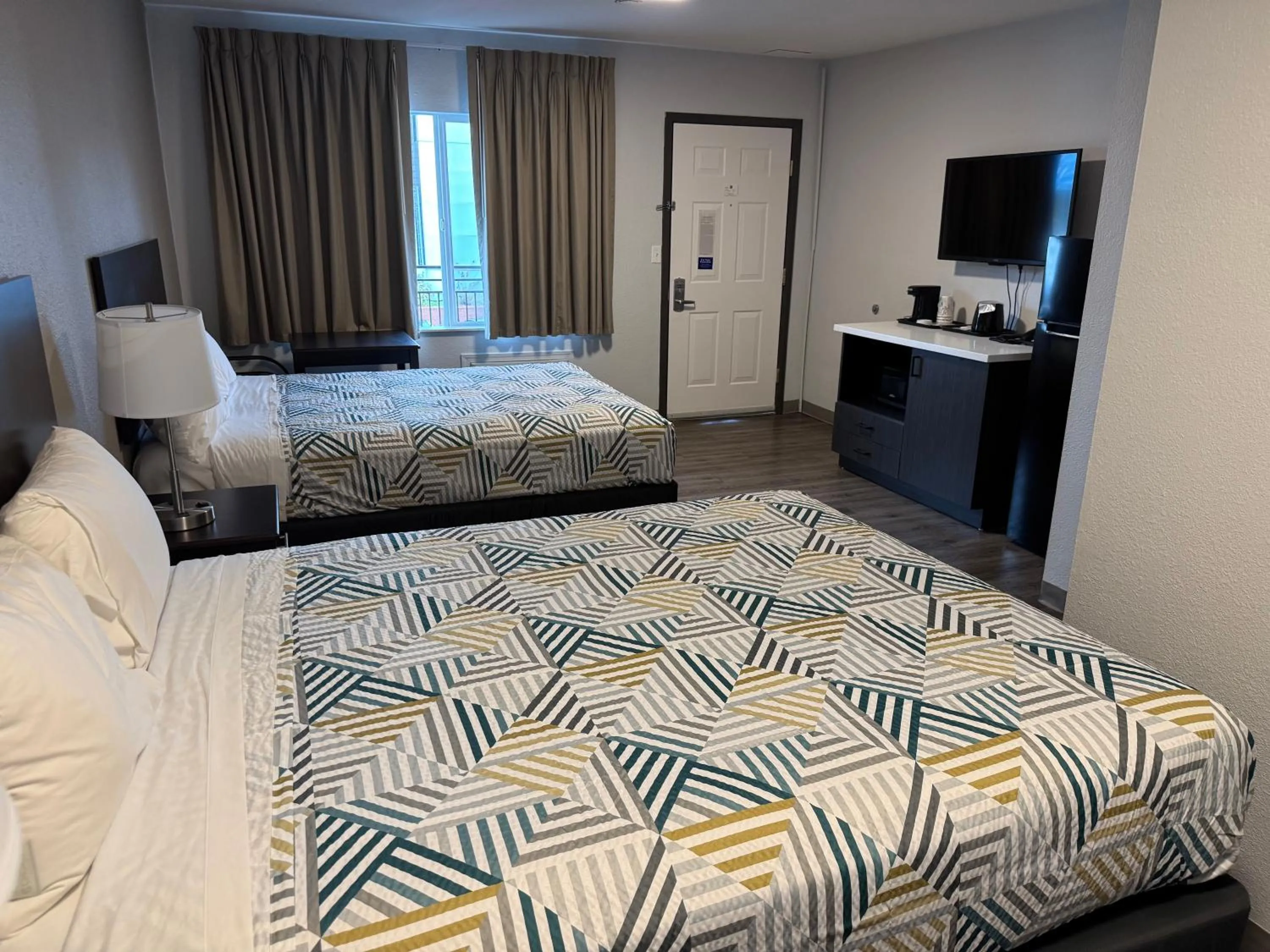 Bedroom, Bed in Studio 6 Suites Vancouver WA Waterfront