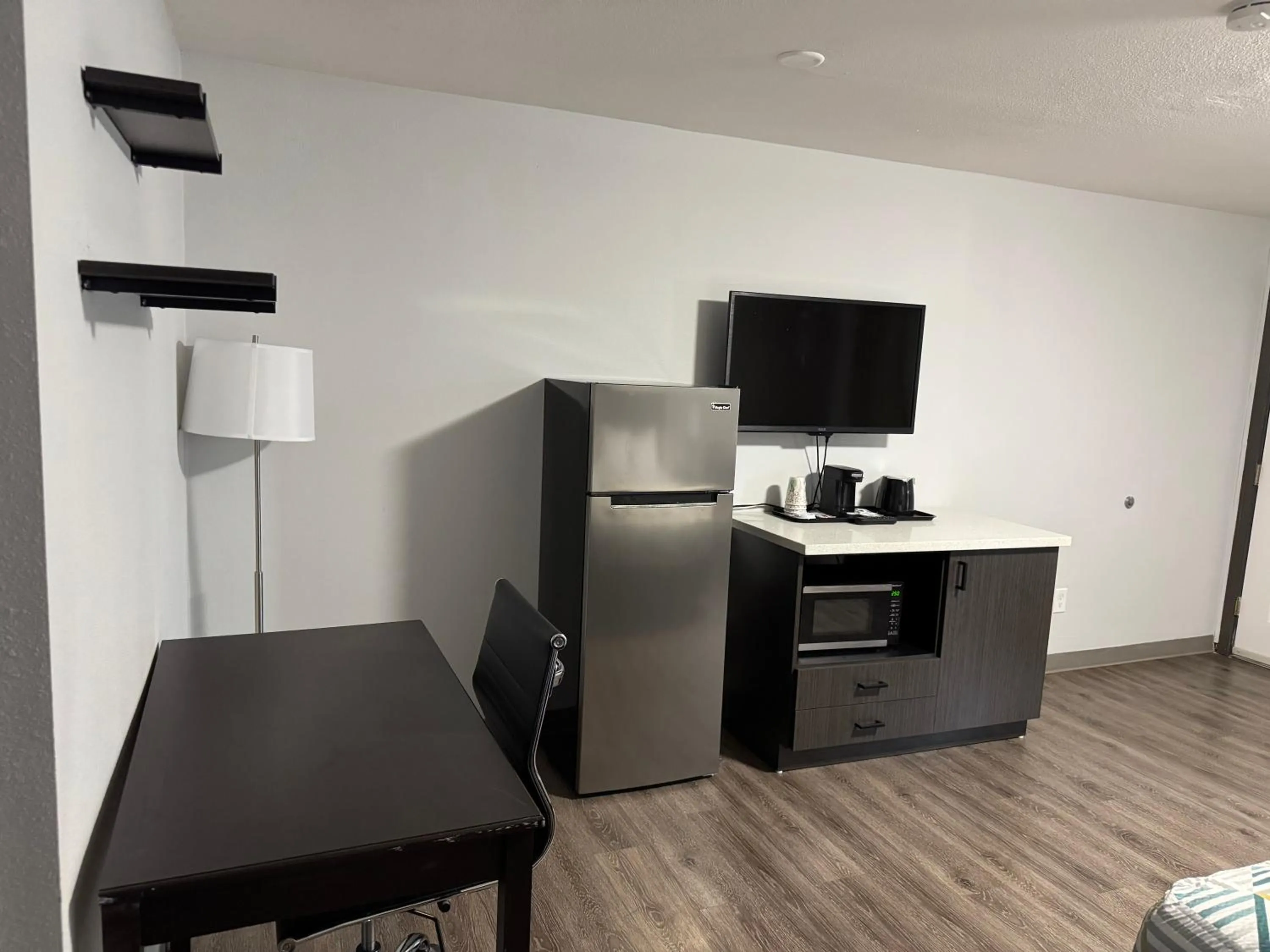 Dining area in Studio 6 Suites Vancouver WA Waterfront