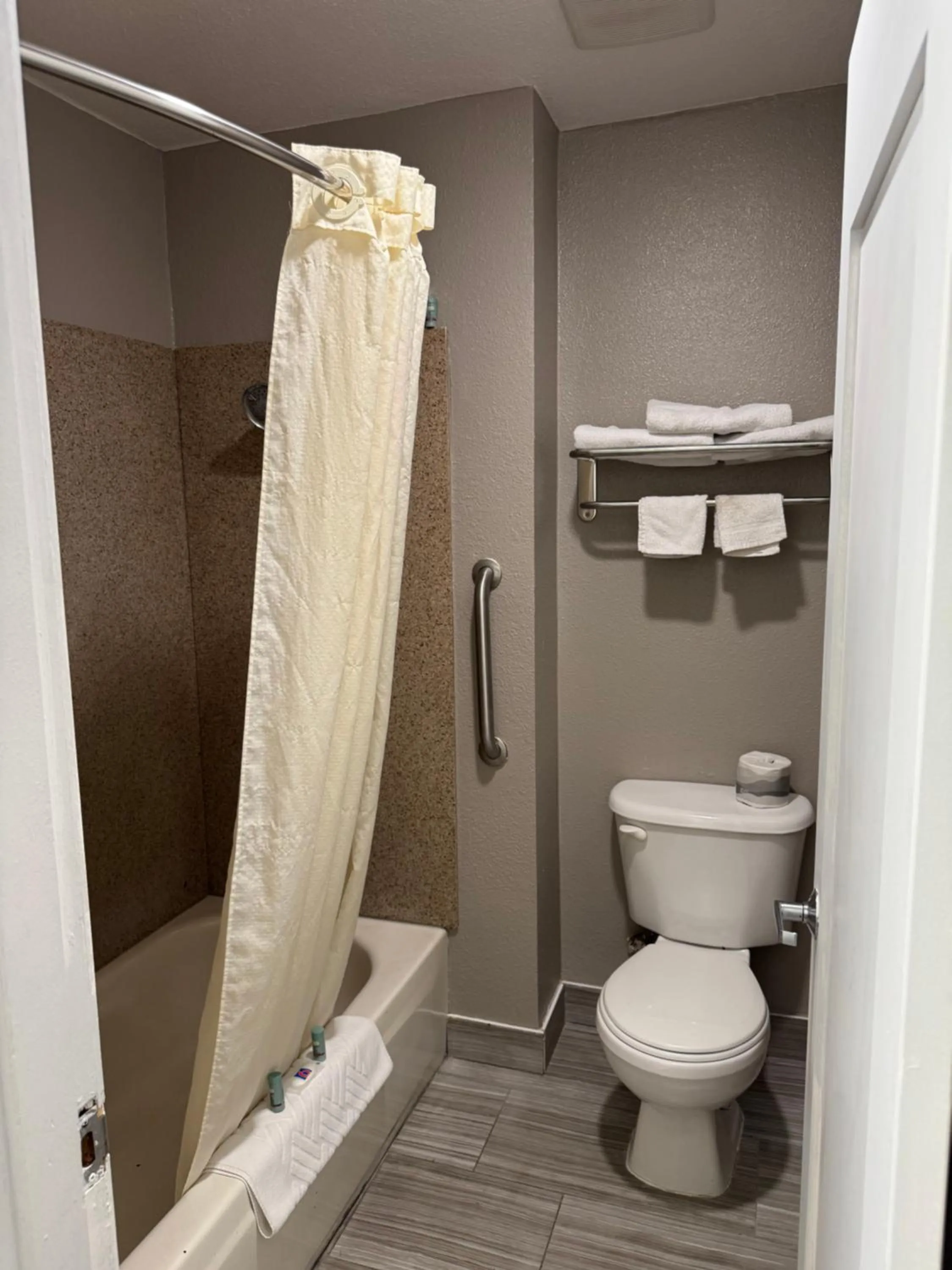 Bathroom in Studio 6 Suites Vancouver WA Waterfront