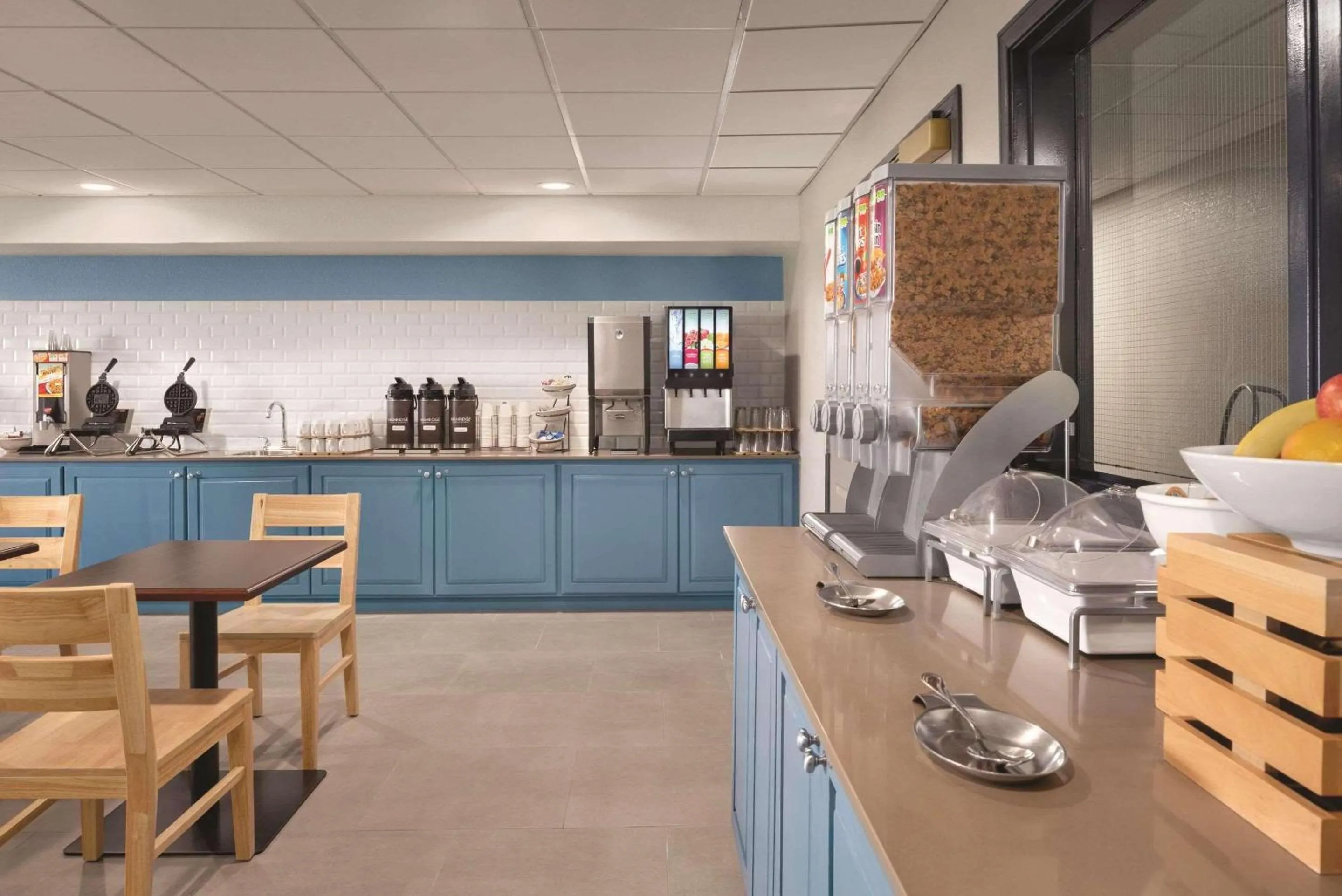 Breakfast in Country Inn & Suites by Radisson, Pella, IA