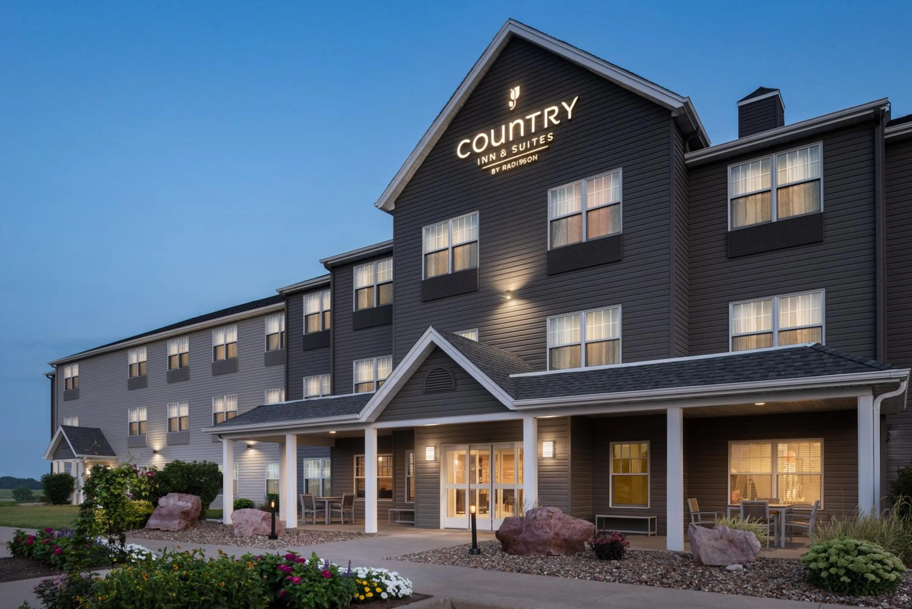 Facade/entrance in Country Inn & Suites by Radisson, Pella, IA
