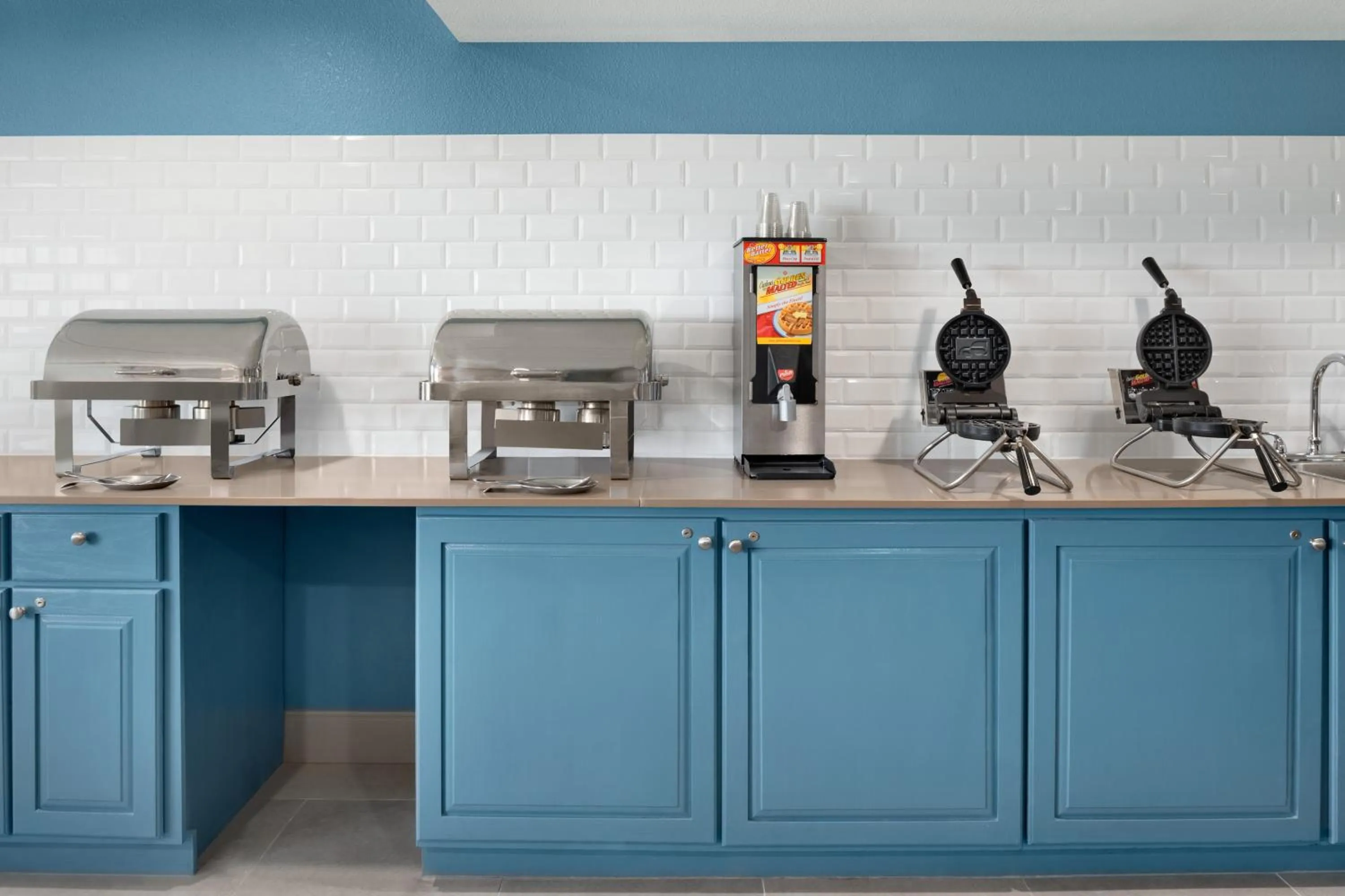 Continental breakfast in Country Inn & Suites by Radisson, Pella, IA