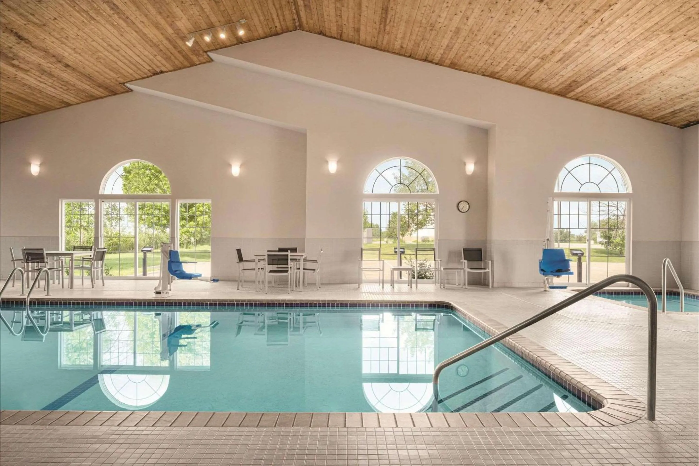 Swimming pool in Country Inn & Suites by Radisson, Pella, IA