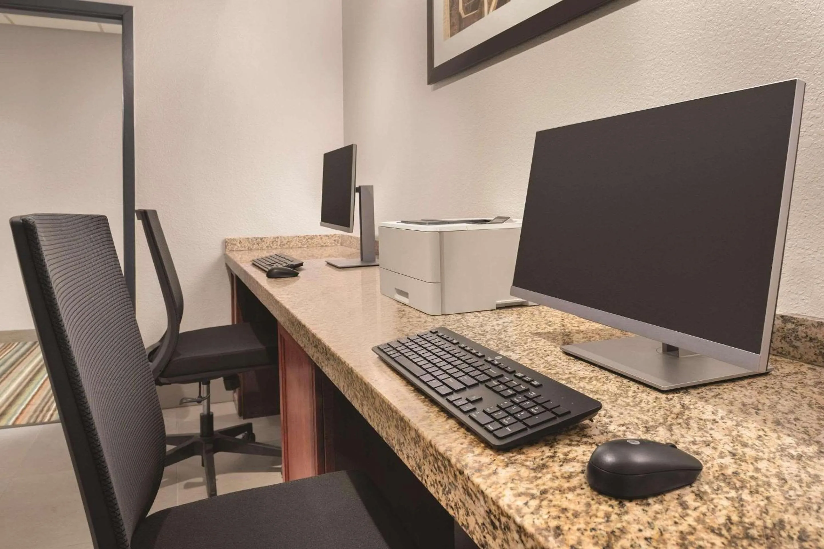 Business facilities in Country Inn & Suites by Radisson, Pella, IA