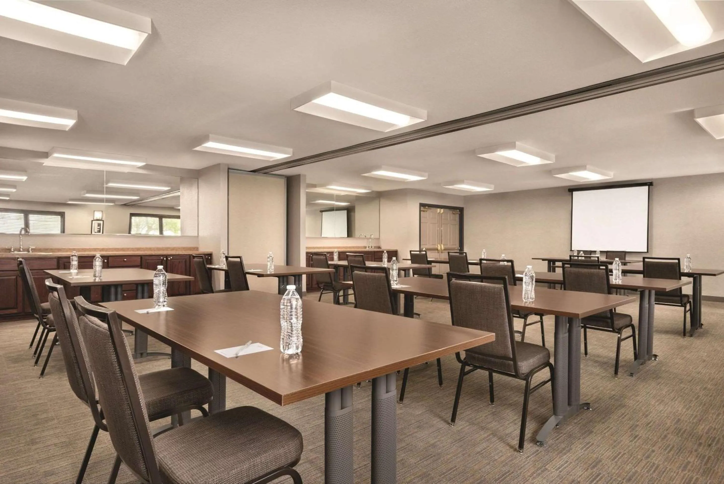 Meeting/conference room in Country Inn & Suites by Radisson, Pella, IA