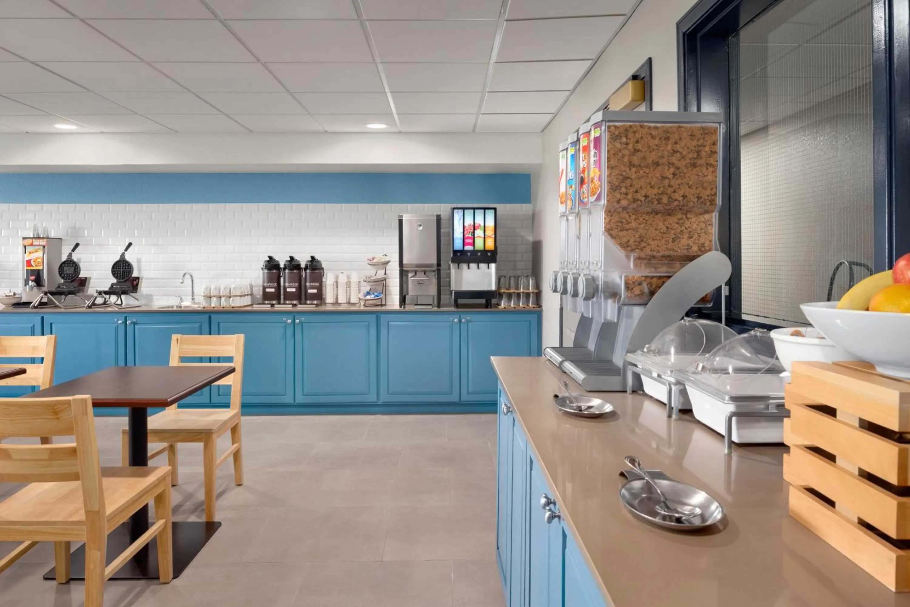 Continental breakfast in Country Inn & Suites by Radisson, Pella, IA