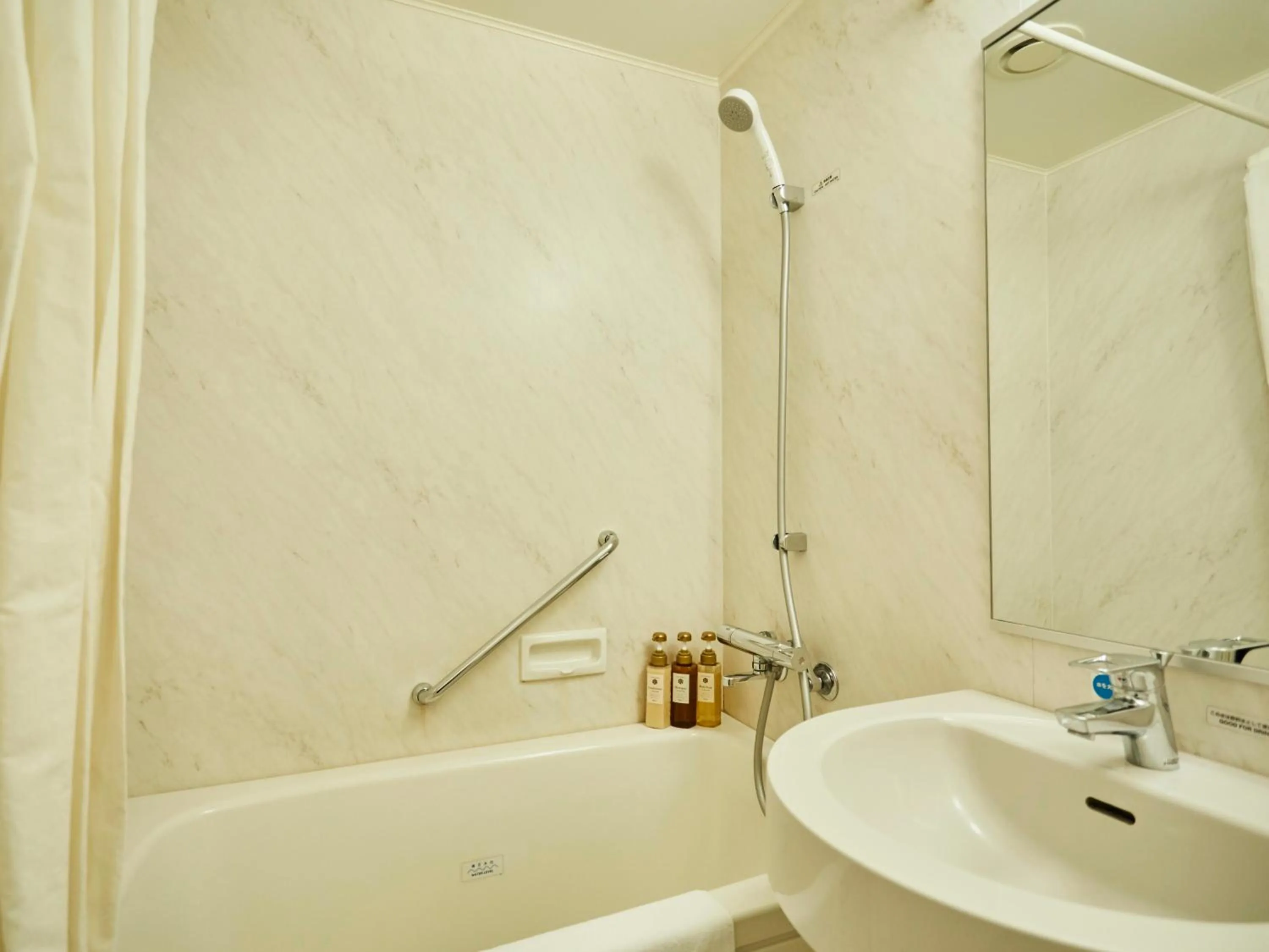 Shower in Kansai Airport Washington Hotel