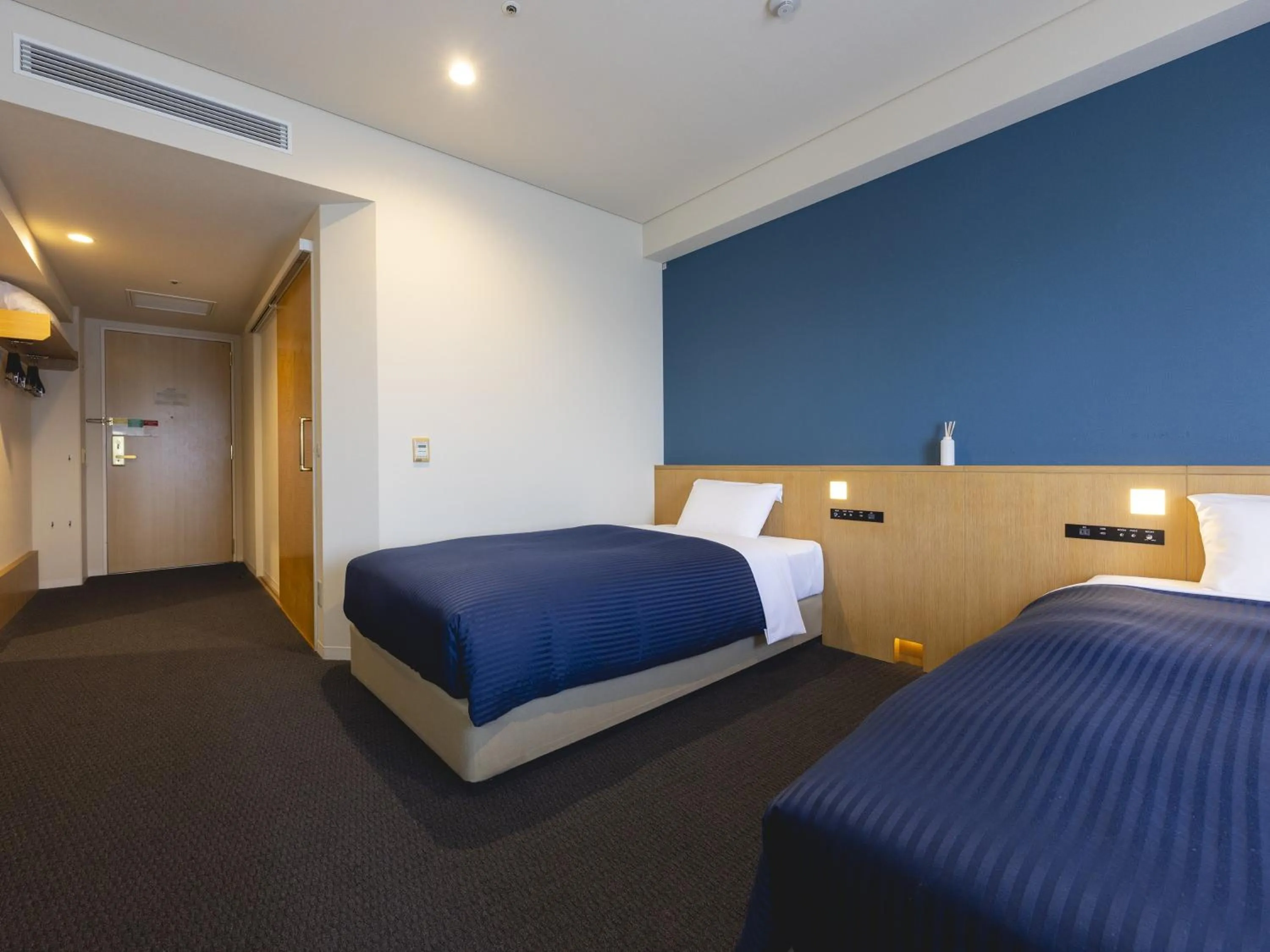 Photo of the whole room, Bed in Kansai Airport Washington Hotel