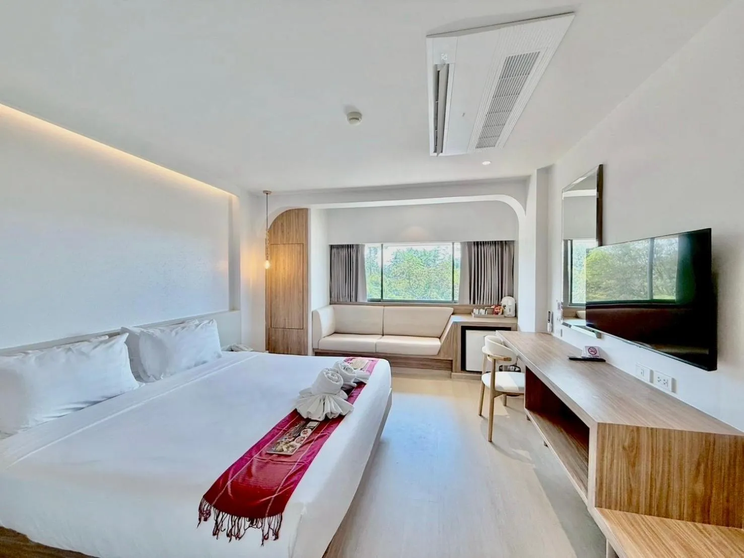 Seating area, Bed in Phanomrungpuri Hotel Buriram