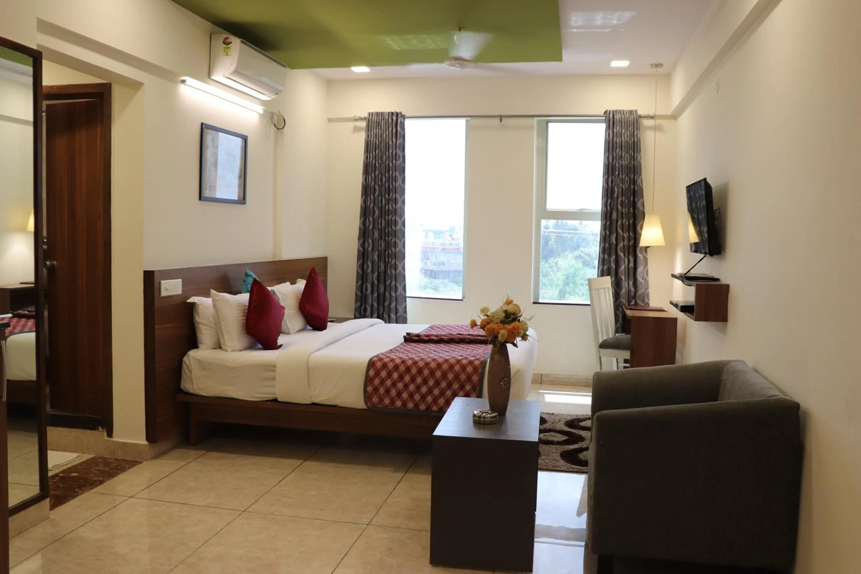 Photo of the whole room, Bed in Silicon Inn Hotel Bangalore Airport
