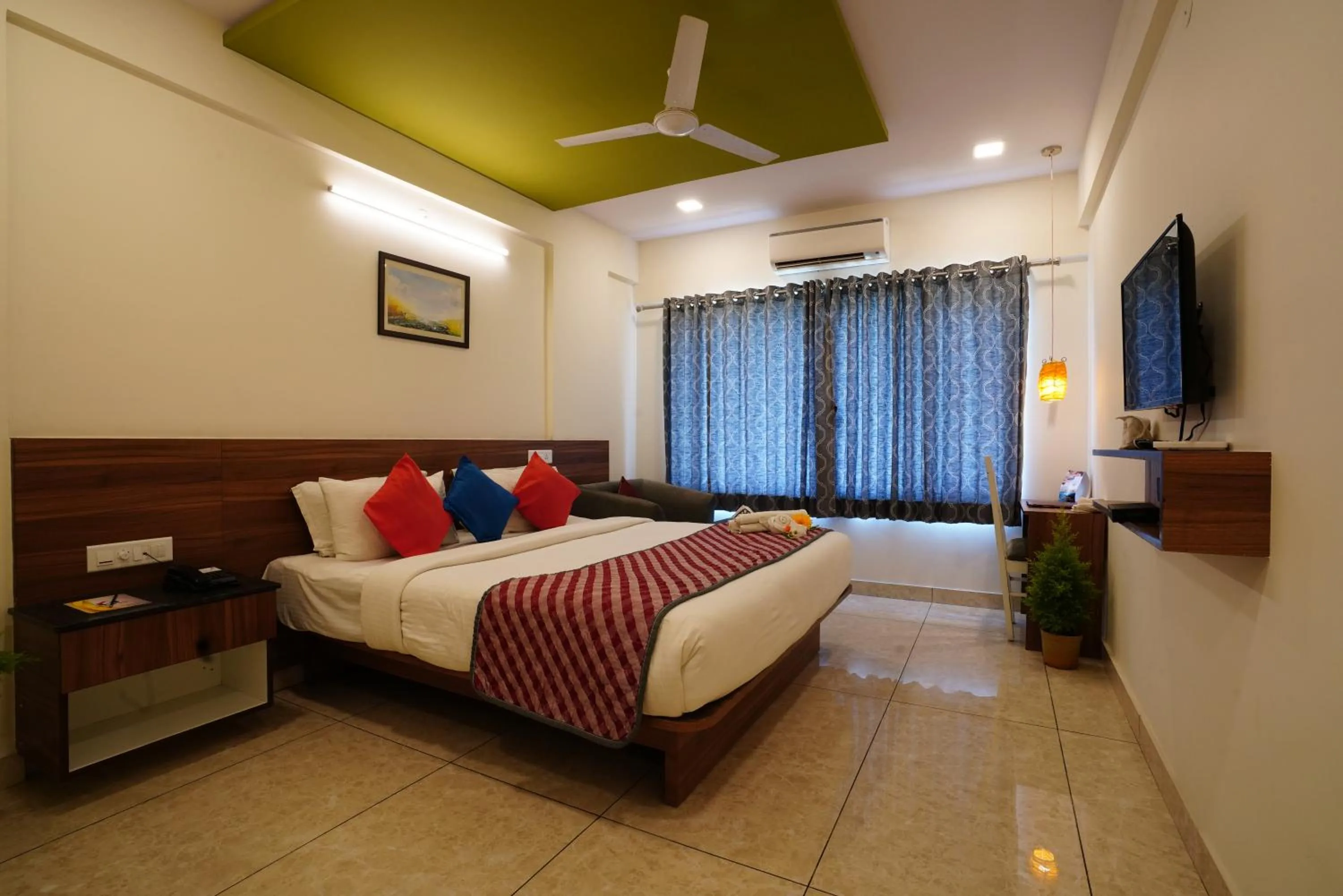 Photo of the whole room, Bed in Silicon Inn Hotel Bangalore Airport