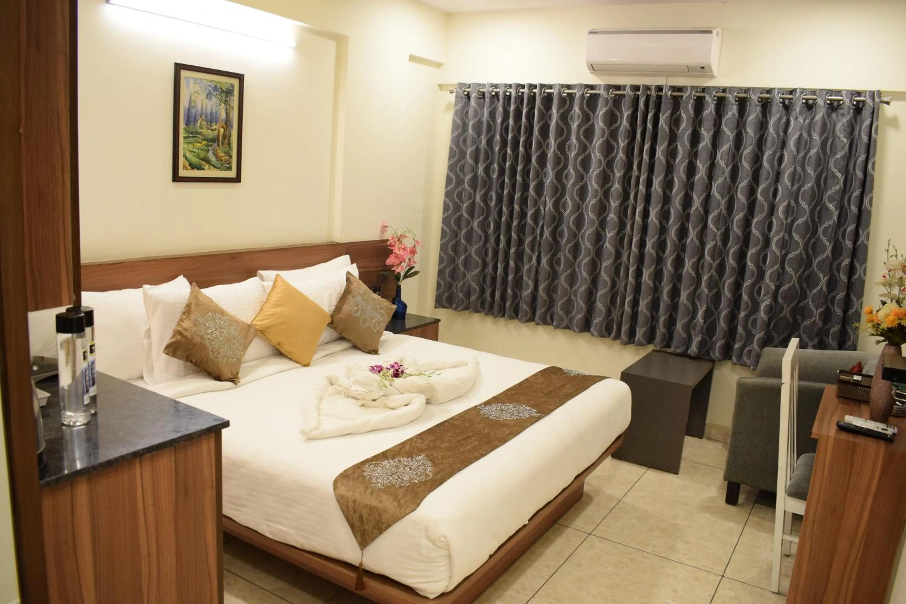 Bedroom, Bed in Silicon Inn Hotel Bangalore Airport