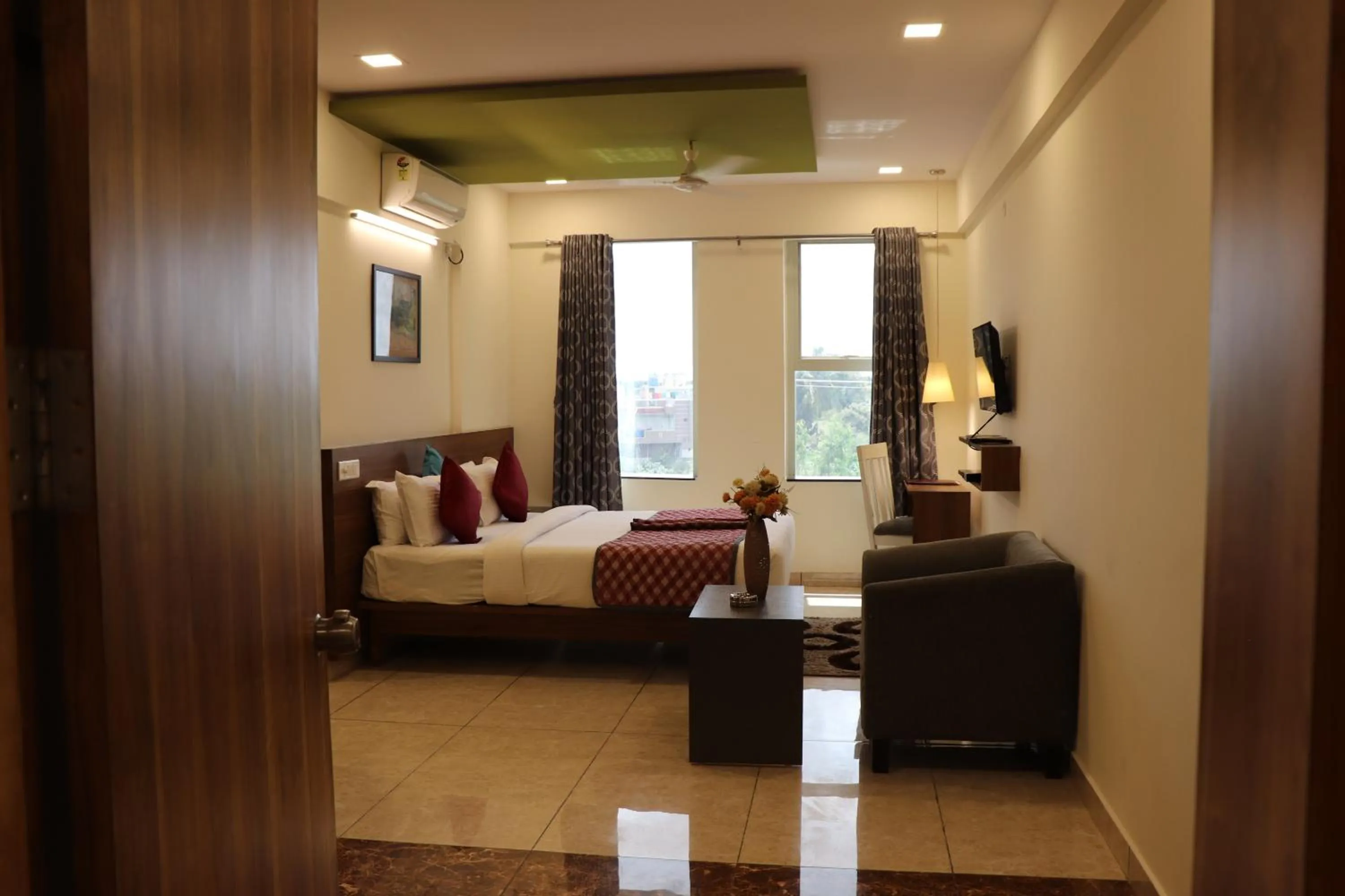 Photo of the whole room, Bed in Silicon Inn Hotel Bangalore Airport