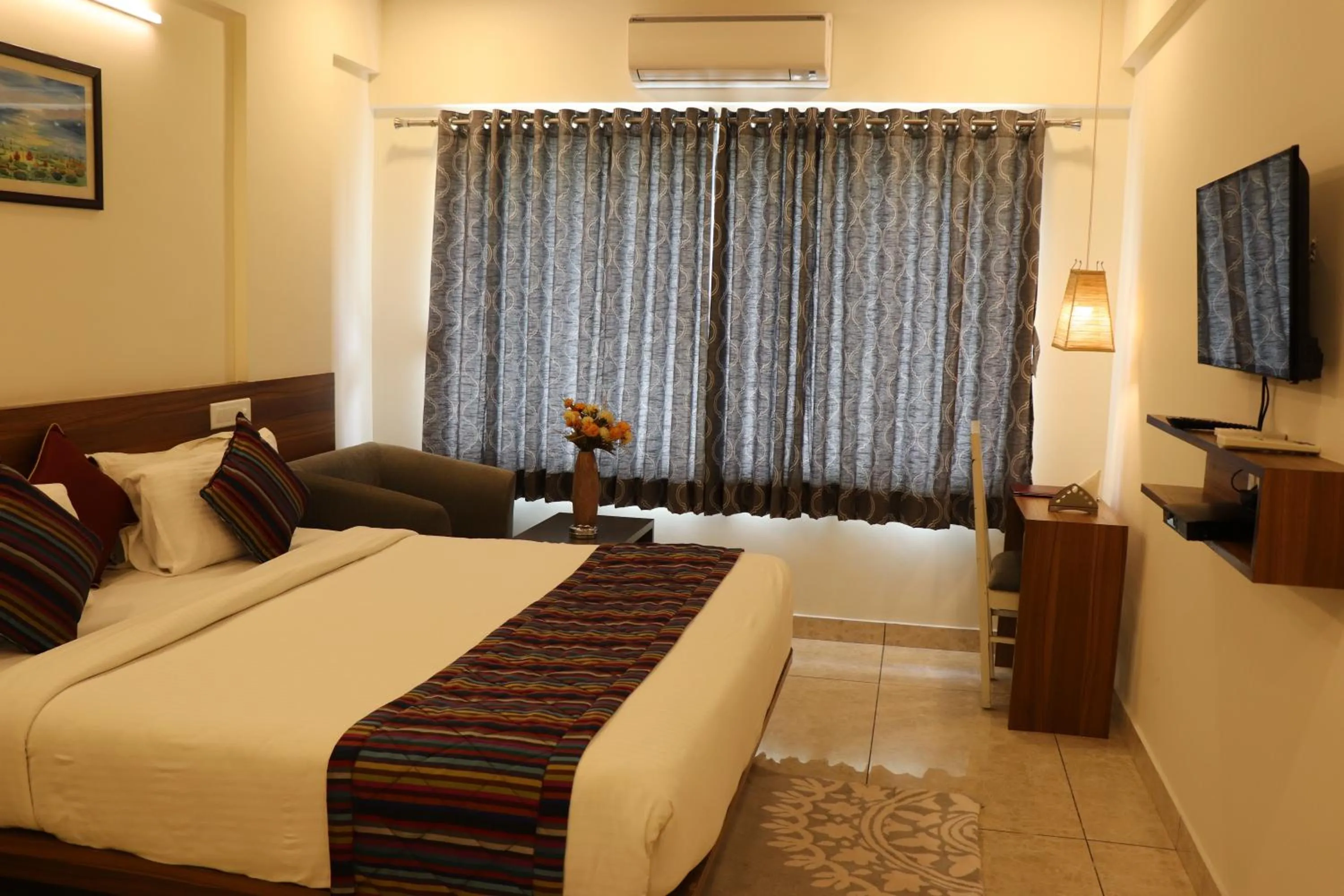Photo of the whole room, Bed in Silicon Inn Hotel Bangalore Airport