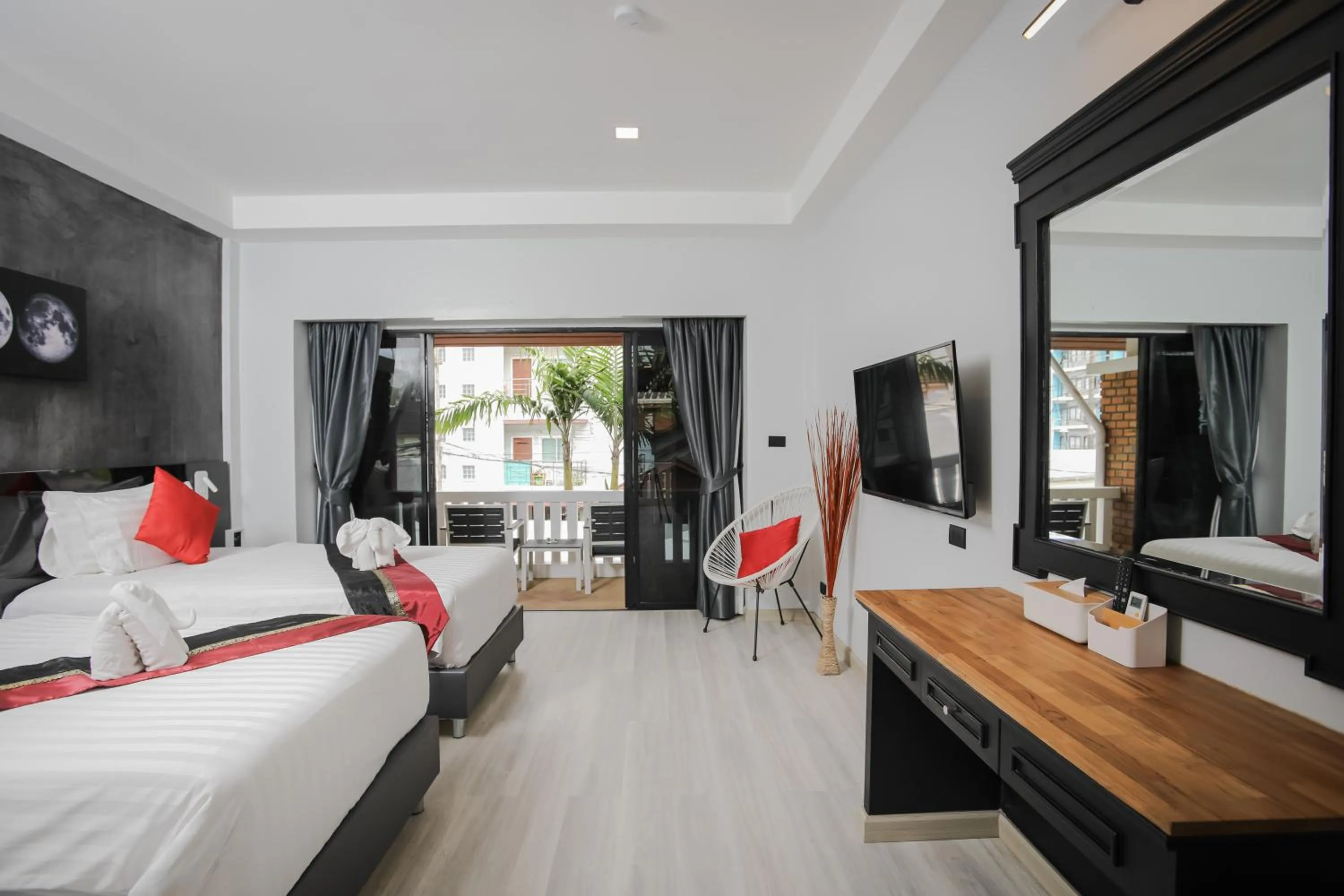 Balcony/Terrace, Bed in ETK Patong Resort