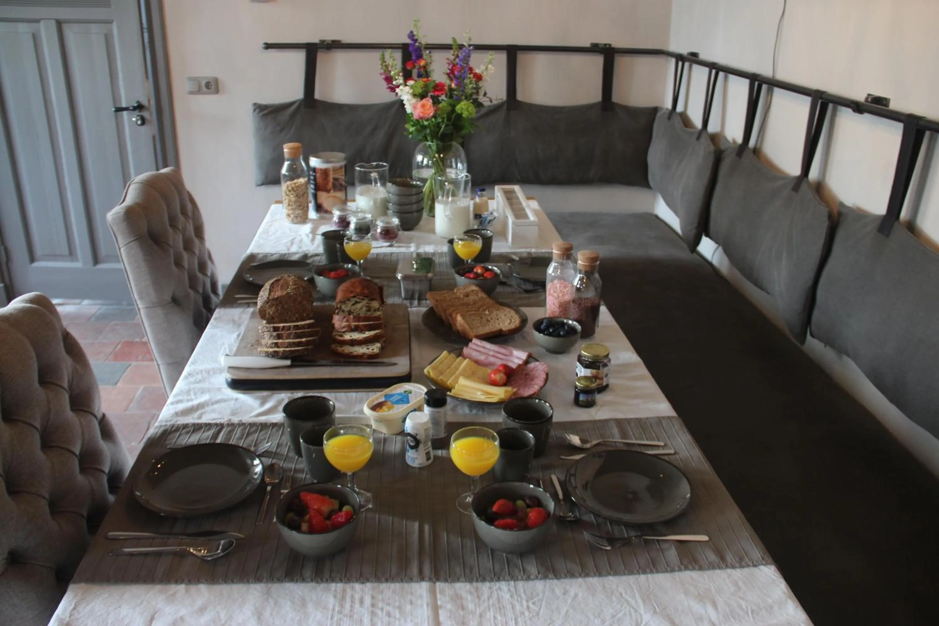 Communal lounge/ TV room in B&B De Meidoornhof