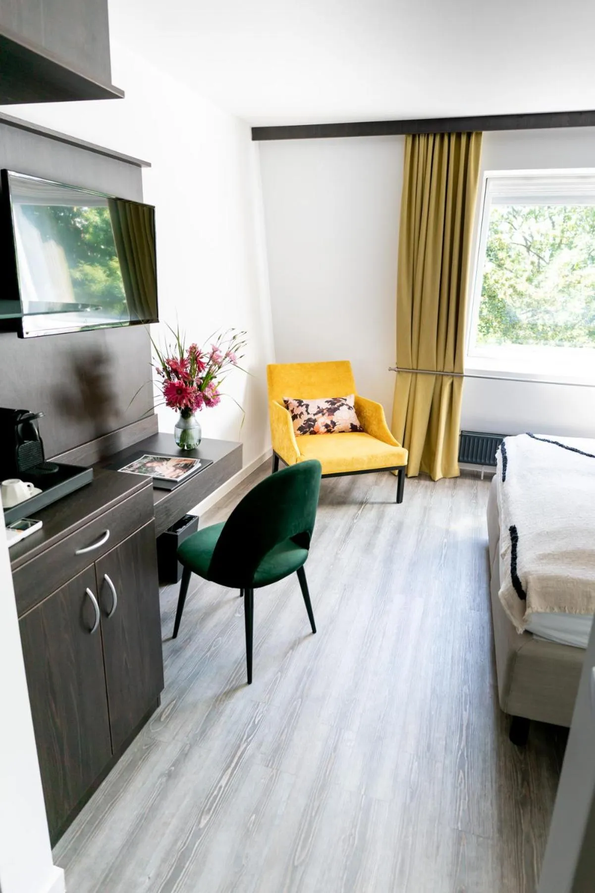 TV and multimedia, Bed in Luxstay Karben - Self-Check-In