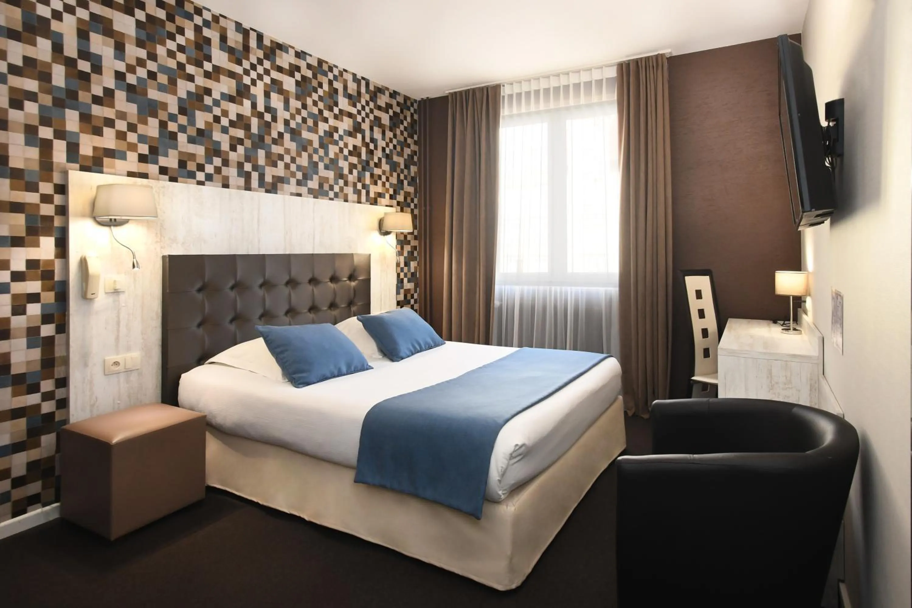 Photo of the whole room, Bed in Logis Hôtel du Centre - Halte idéale en cyclotourisme avec garage à vélos clos