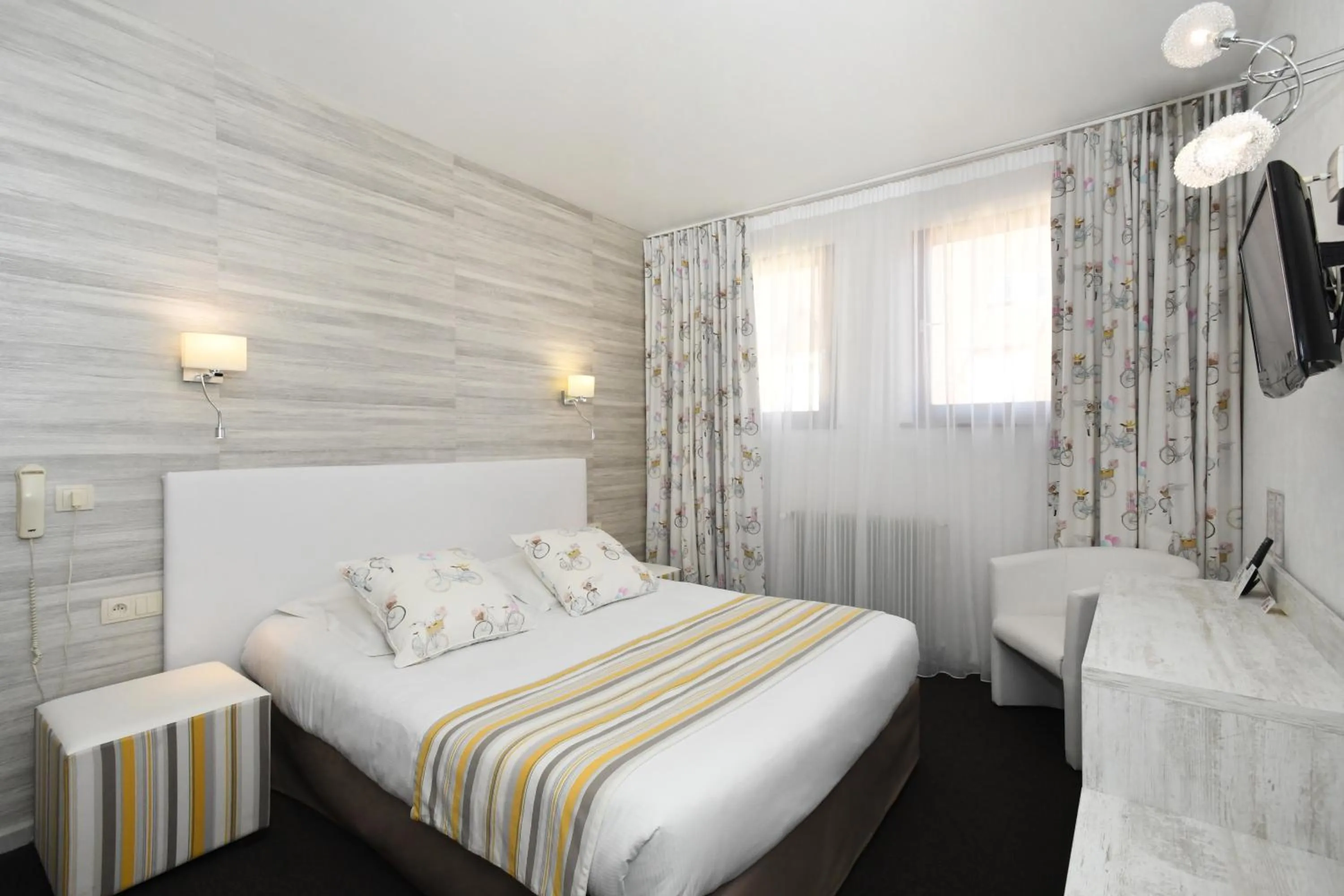 Photo of the whole room, Bed in Logis Hôtel du Centre - Halte idéale en cyclotourisme avec garage à vélos clos