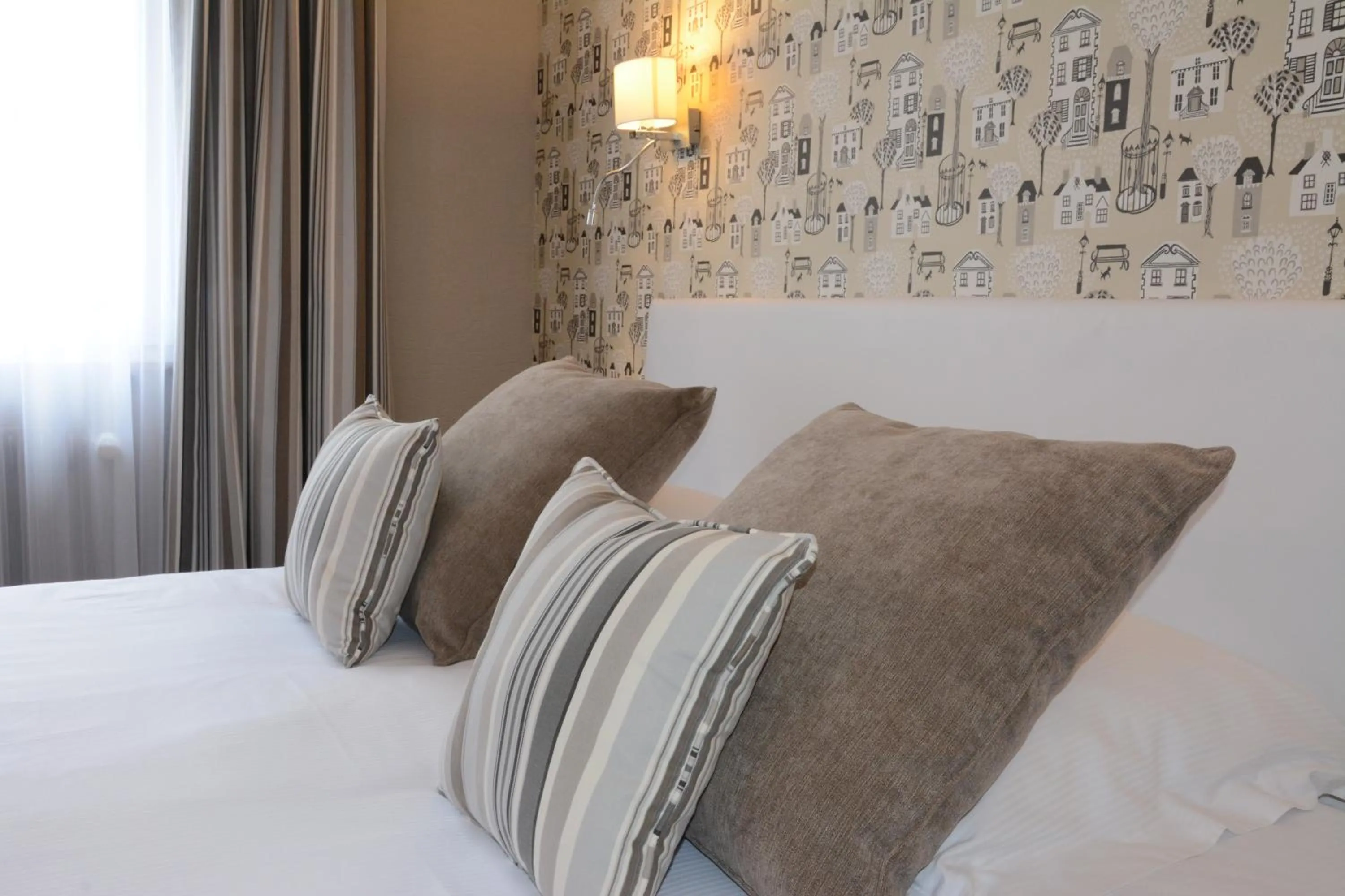 Decorative detail, Bed in Logis Hôtel du Centre - Halte idéale en cyclotourisme avec garage à vélos clos