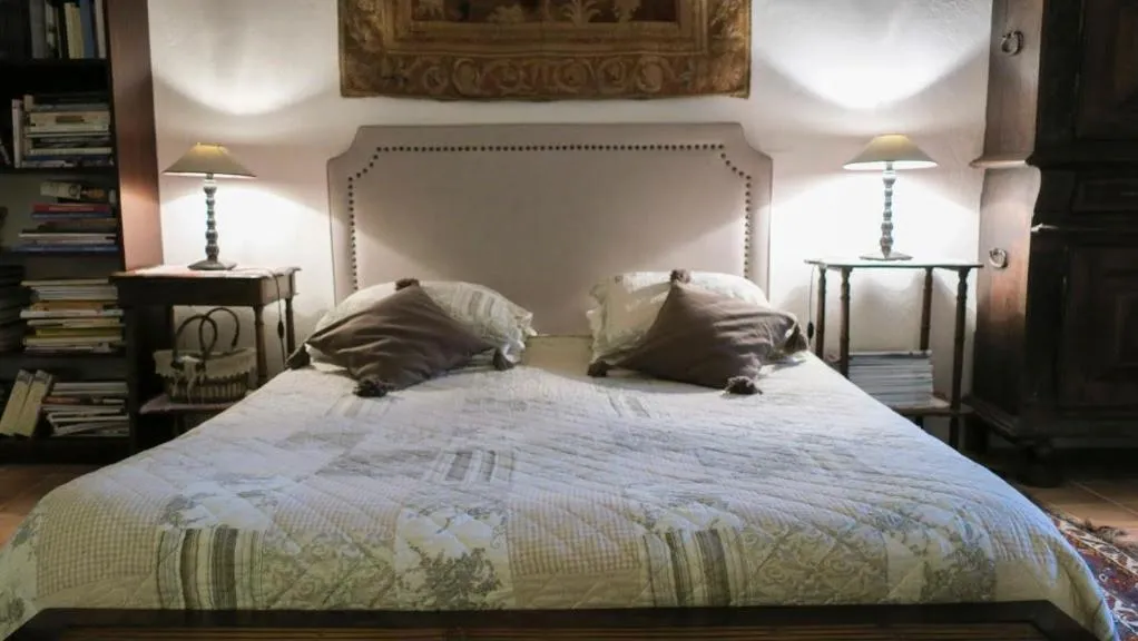 Bed in La cave de l'éperon