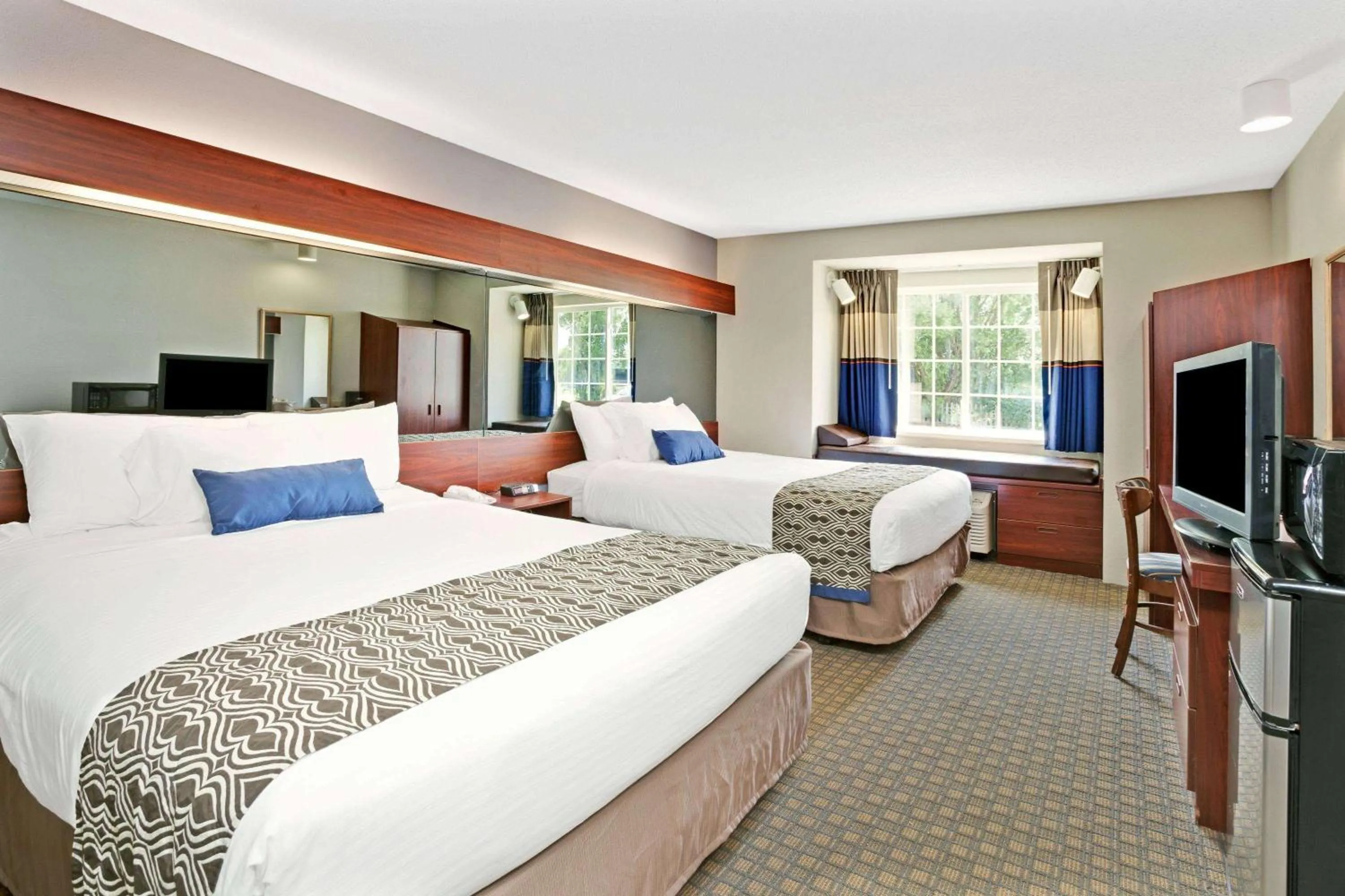 Photo of the whole room, Bed in Microtel Inn & Suites by Wyndham Detroit Roseville