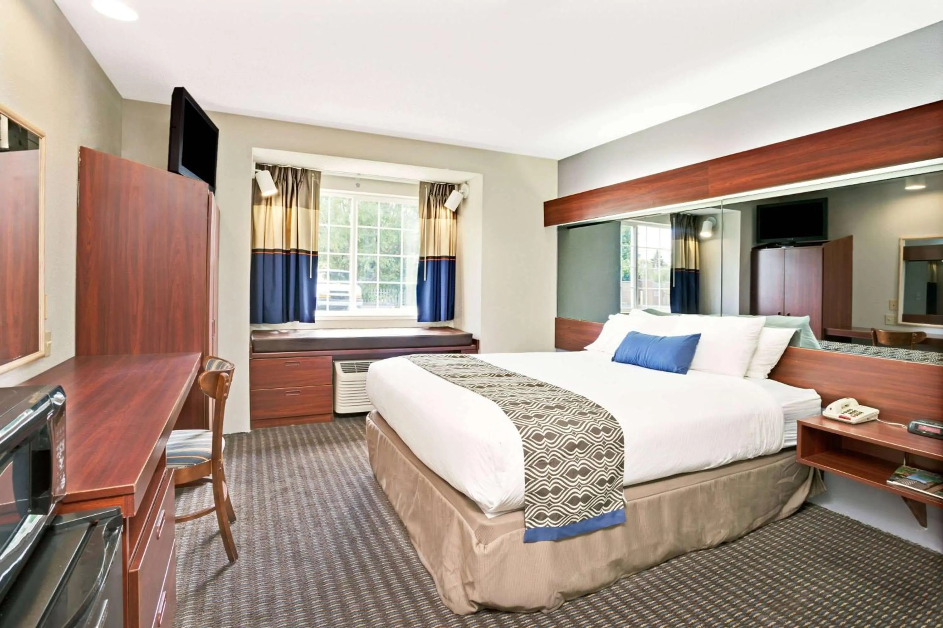 Photo of the whole room, Bed in Microtel Inn & Suites by Wyndham Detroit Roseville